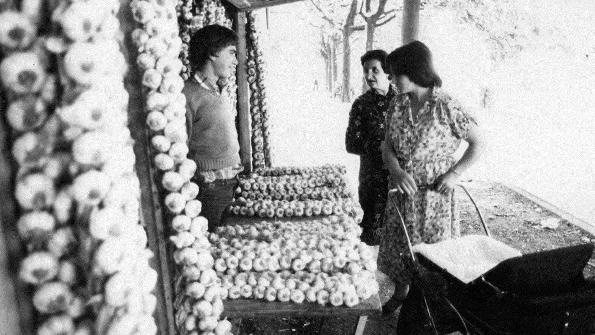 Puesto de ajos en la Plaza de Recoletas en el año 1979