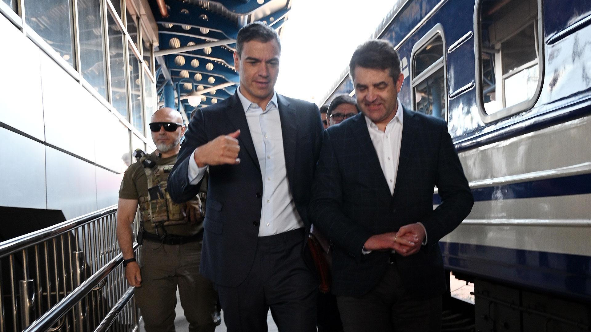 El presidente del Gobierno español, Pedro Sánchez, a su llegada este sábado en tren a la estación de Kiev, para reunirse con el presidente ucraniano, Volodímir Zelenski, en el primer día de la presidencia española de la UE