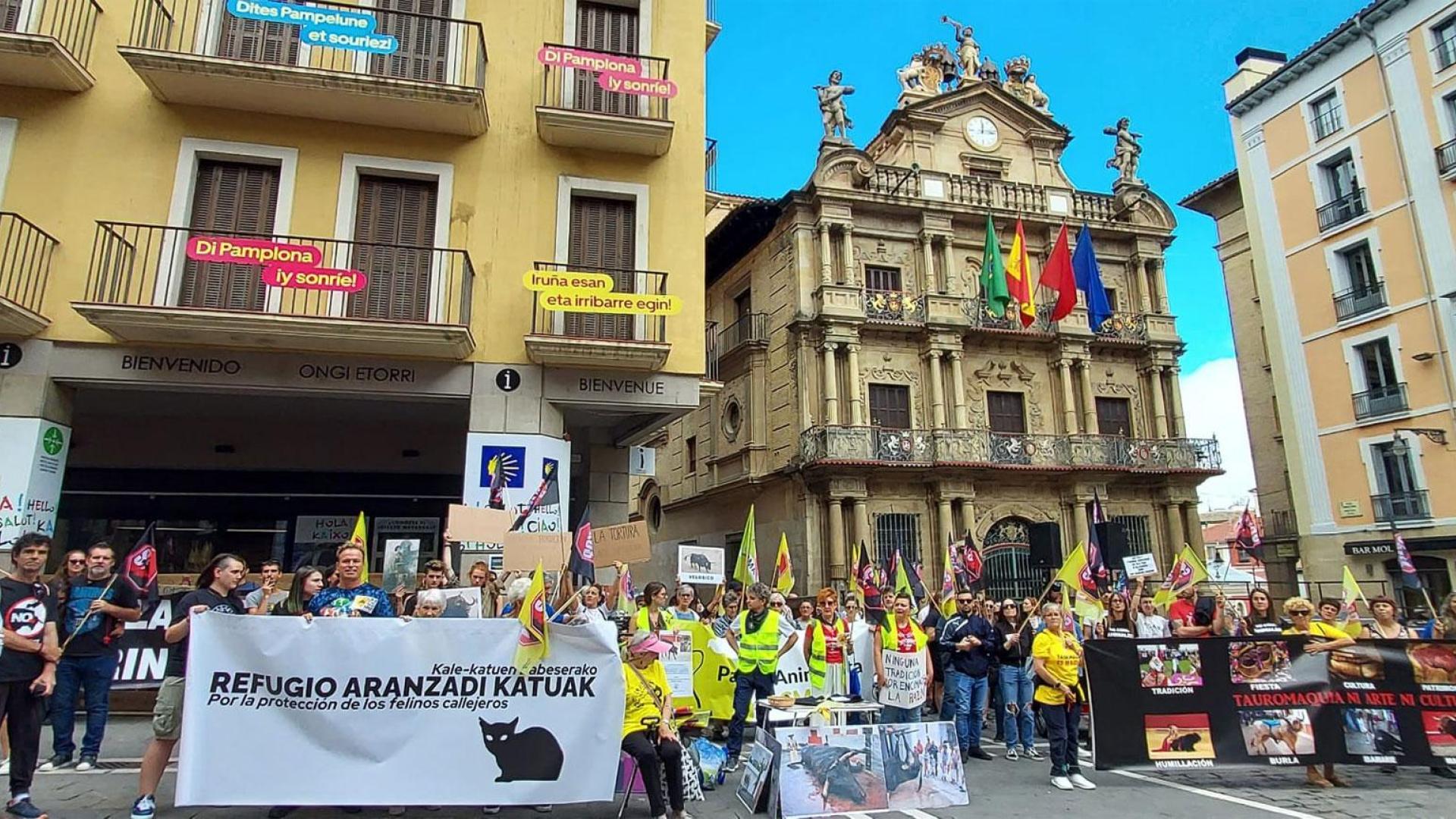 Un momento del acto de protesta convocado por Libertad Animal Navarra bajo el lema 'Por una sociedad libre de tauromaquia'