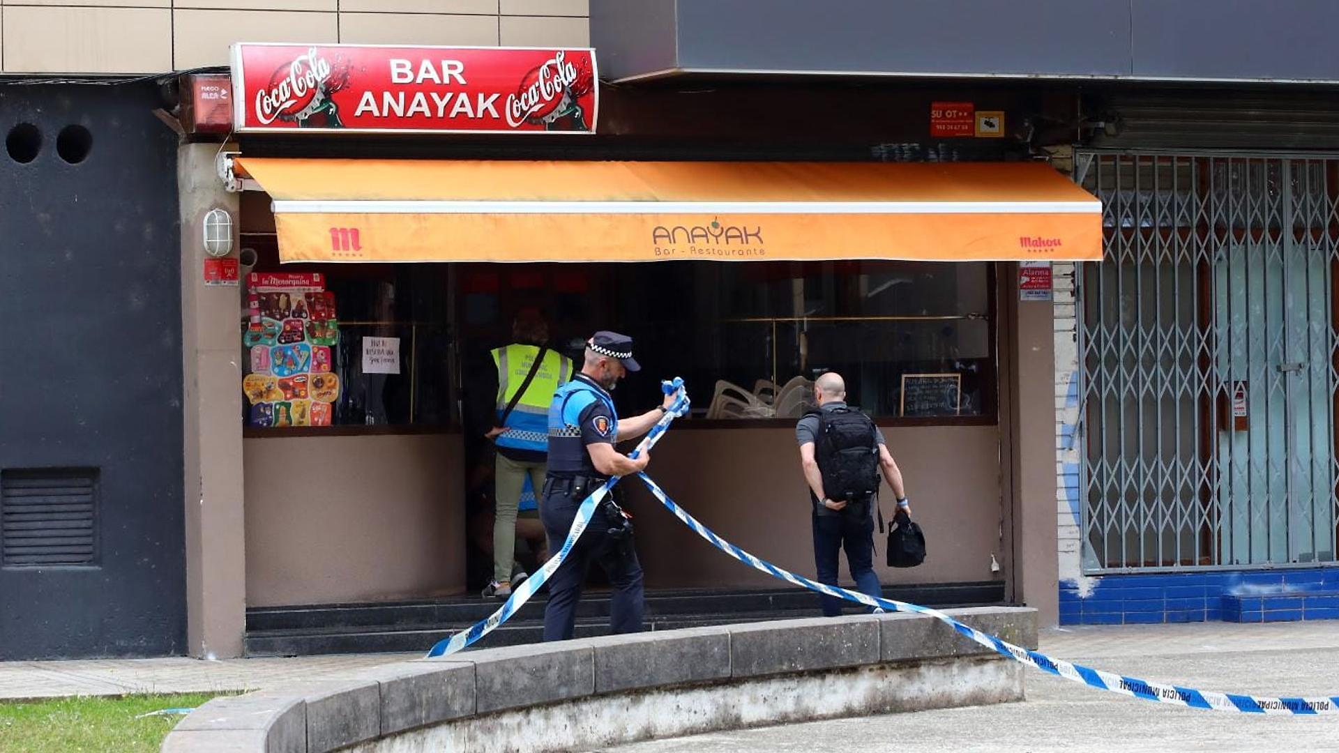 Un agente de la Policía Municipal de Pamplona, en el exterior del bar de Ermitagaña en el que ha ocurrido el suceso