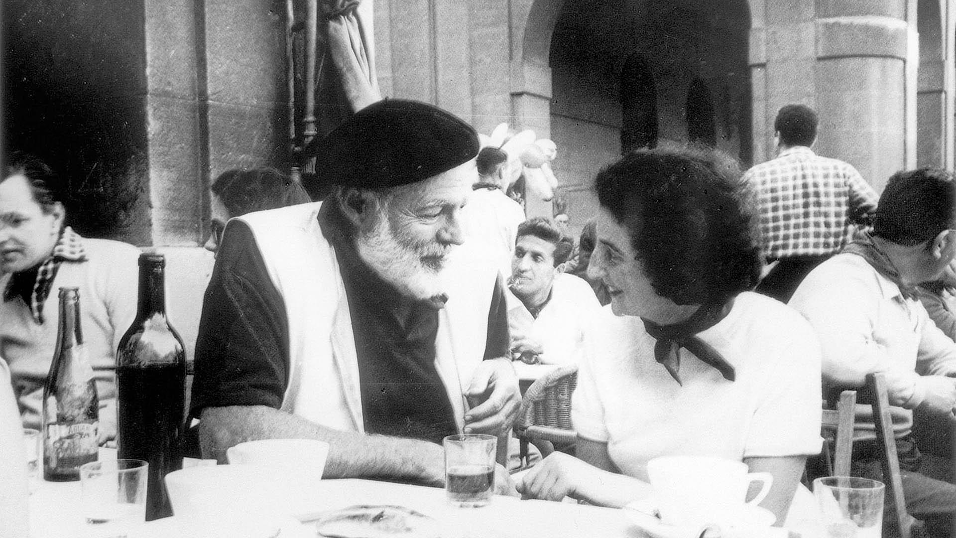 Ernest Hemingway conversa en una terraza de la plaza del Castillo en 1959 con su secretaria de entonces, Valerie Danby Smith.