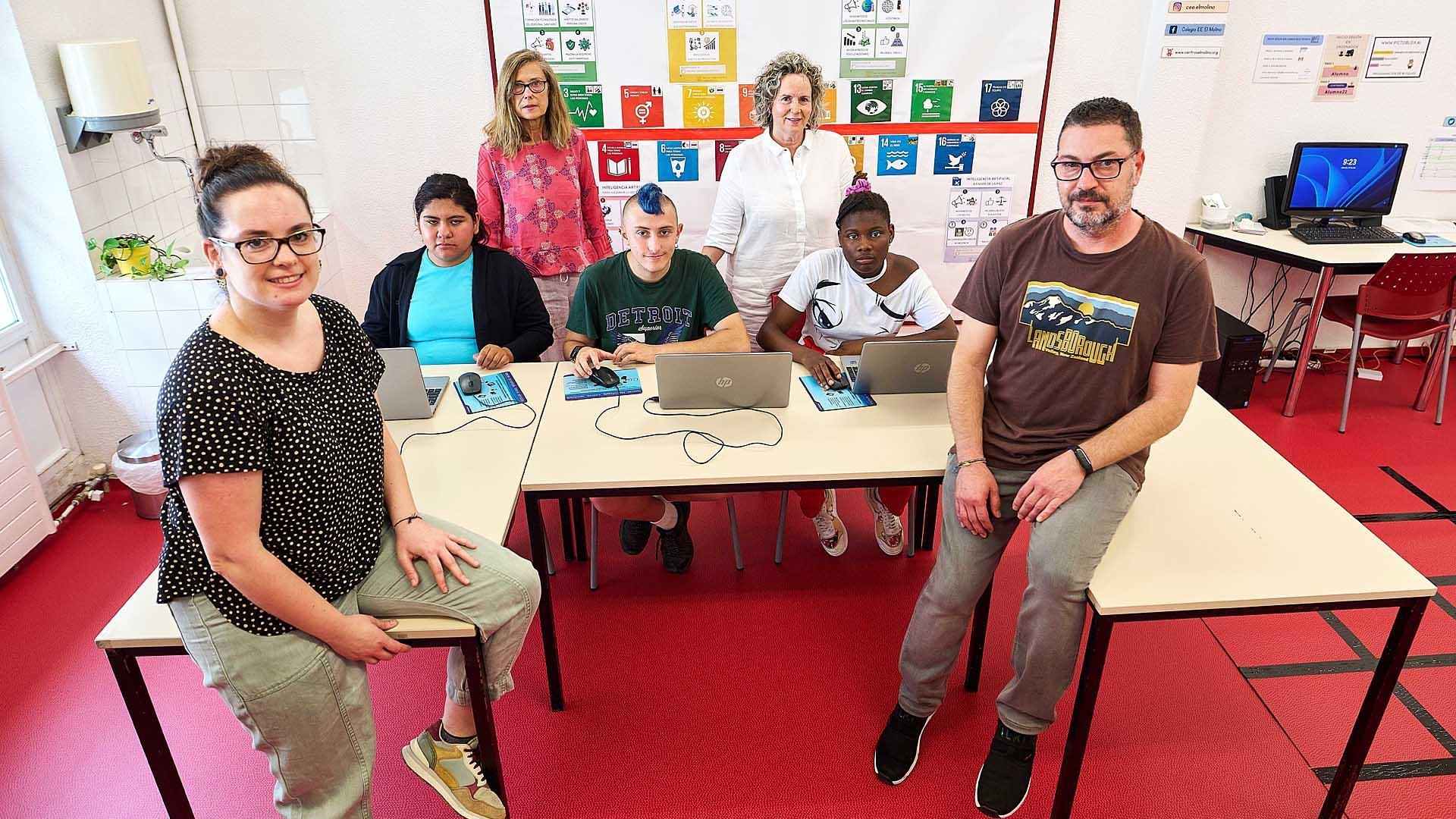 La boliviana Maure Mendieta (20 años), Alberto Fernández Olcoz (de Larraga, 20 años) y la camerunesa Manele Atchoukeu (18), con sus ordenadores, en el aula en la que han asistido al taller de Inteligencia Artificial del centro de educación especial El Molino, en Pamplona