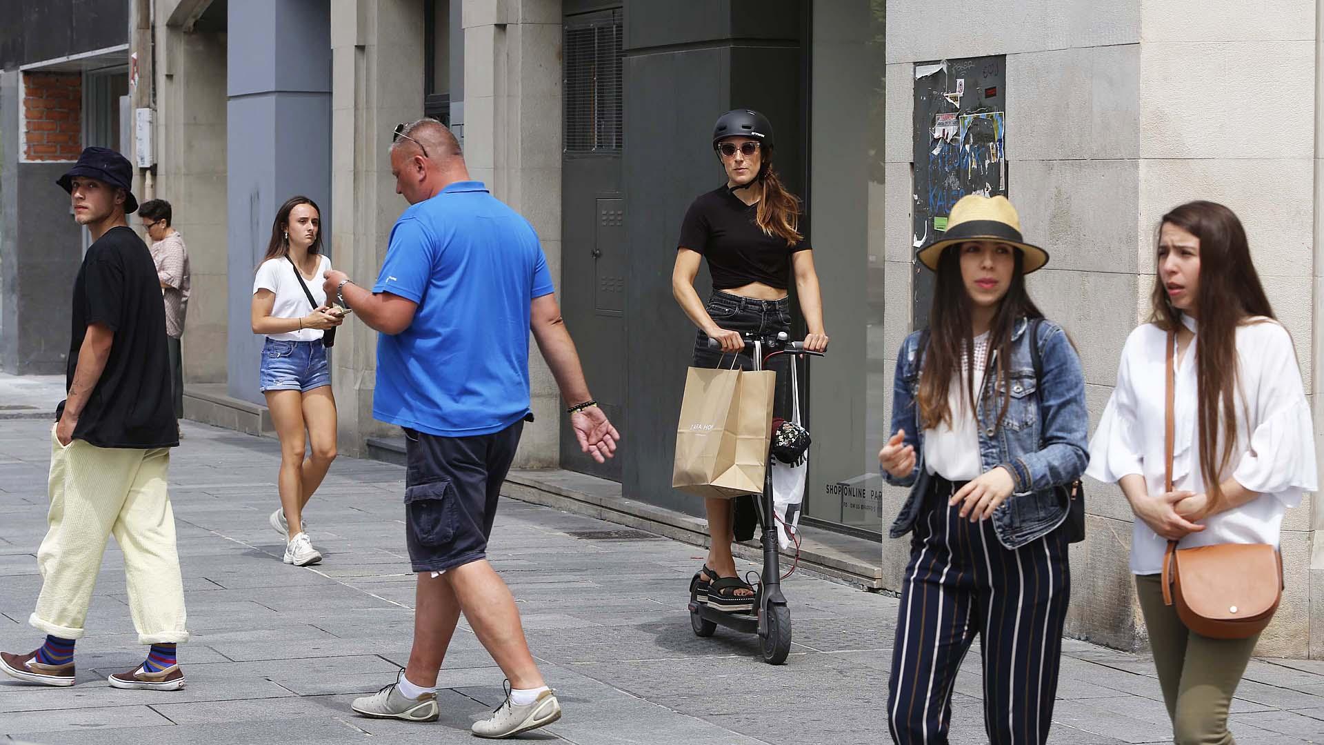 Una mujer circulando correctamente por la avenida de Carlos III de Pamplona
