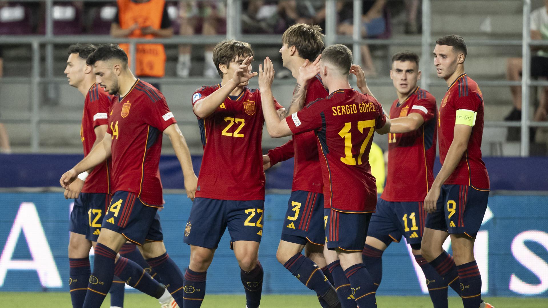 Los jugadores de la sub 21 celebran el gol de Miranda