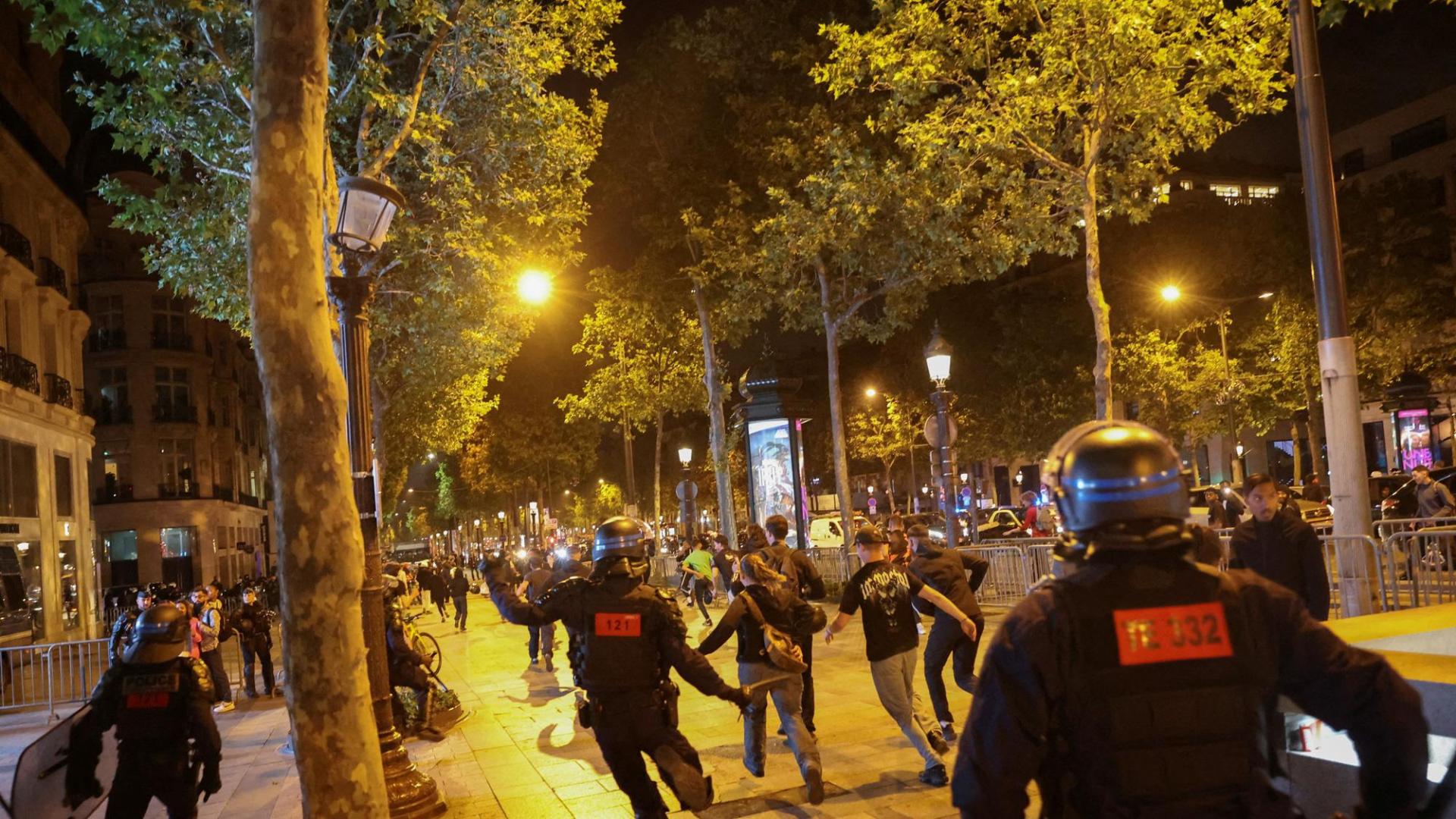 Disturbios en los Campos Elíseos de París