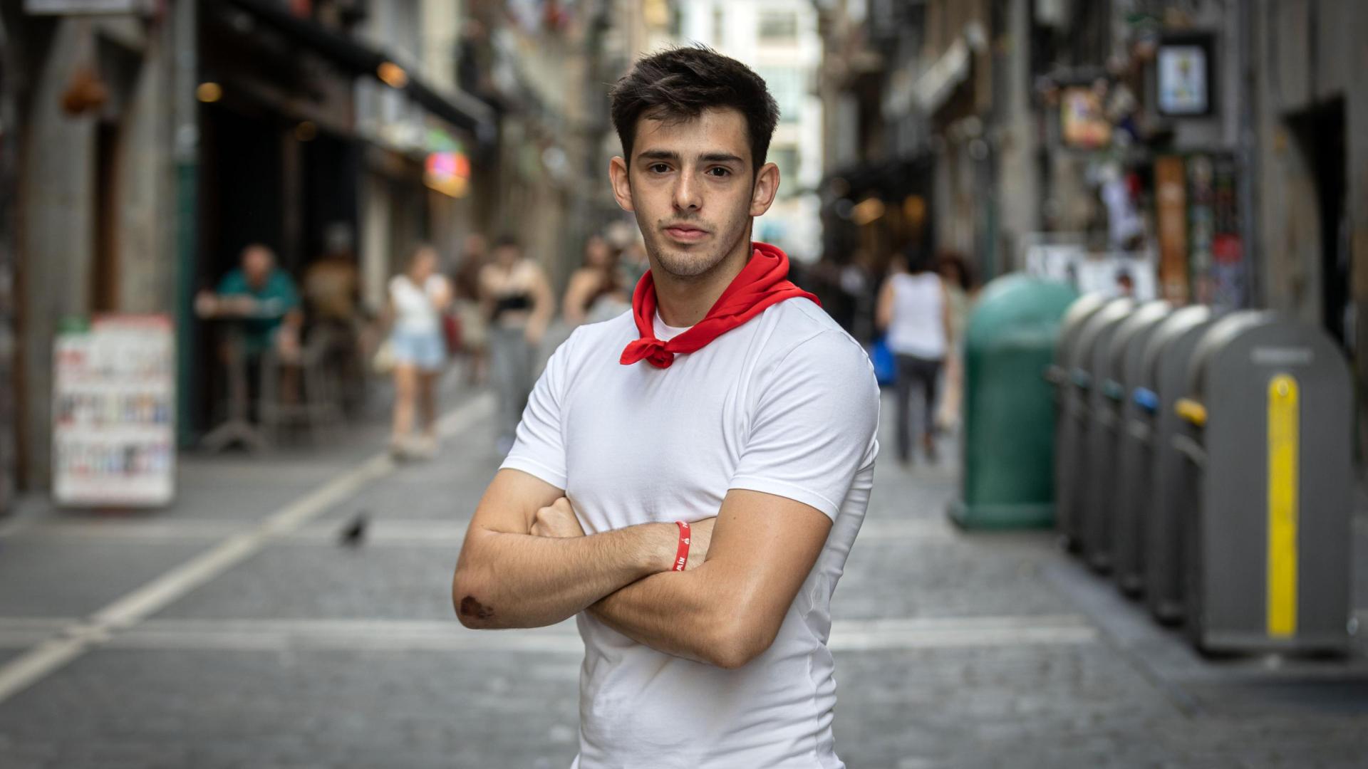 Ibai Sainz, vecino de San Jorge, en la calle Estafeta durante su segundo año como corredor