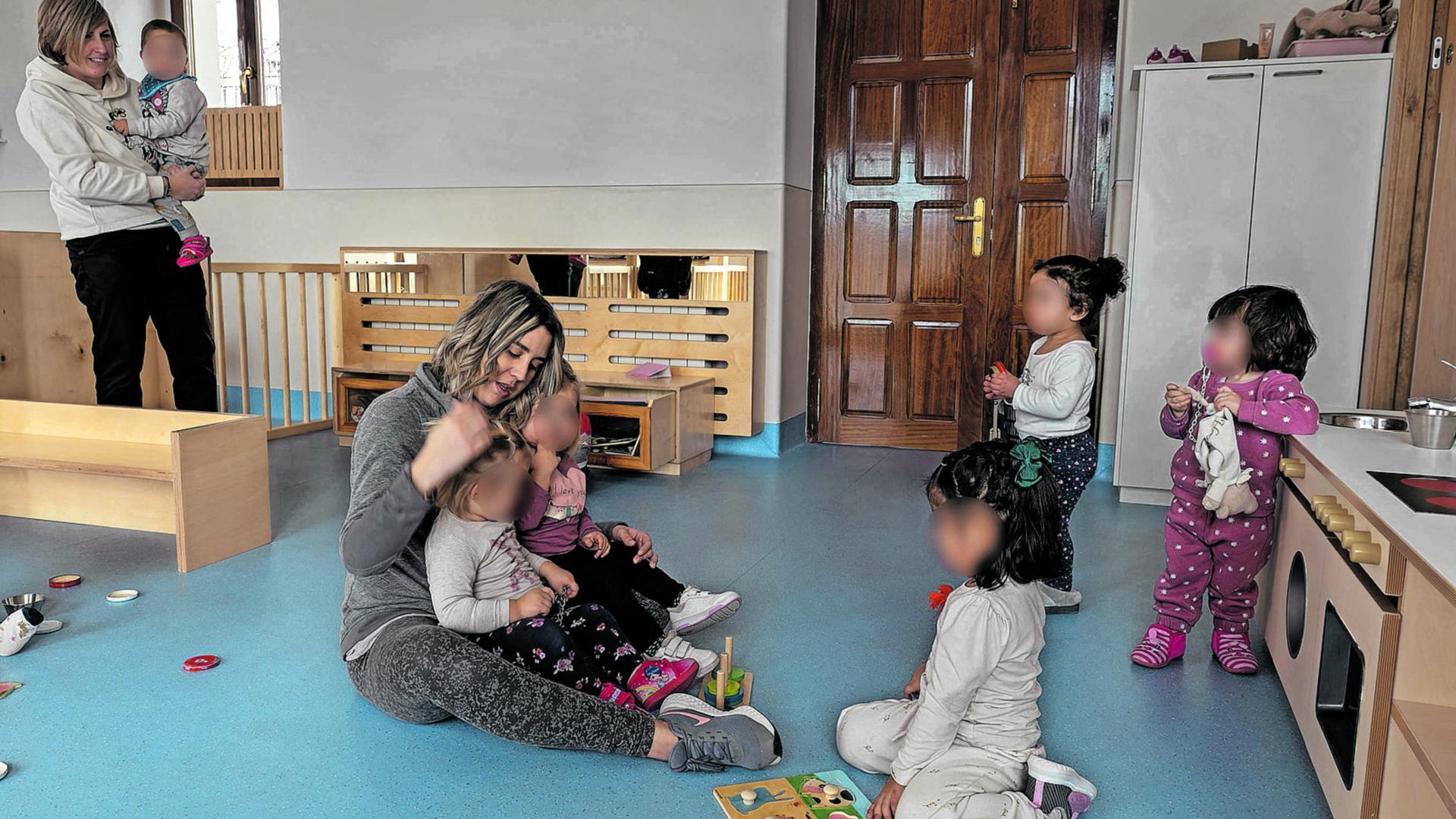De pie a la izda., Eguiarte Goñi, directora de la escuela; y la educadora Eguiarte Ros con varios de los niños y niñas de la escuela.