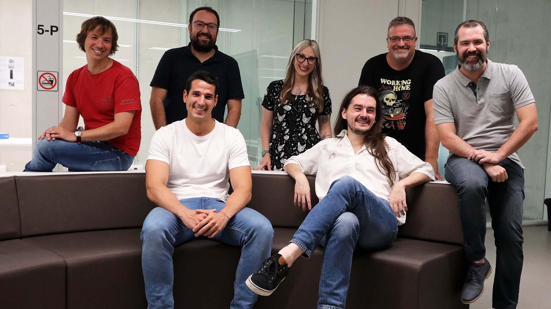 Siete historiadores, divulgadores, investigadores y periodistas participantes en las jornadas ‘La historia se consume en prime time: el auge de la historia en las industrias culturales’ posan minutos antes de la mesa redonda celebrada en la UPNA. Arriba, de izquierda a derecha: Xavi Rubio (no participó en el debate), Carlos Ciriza (moderador), Laia San José, Javier Traité y Javier Iborra. Abajo, de izquierda a derecha: Miguel Fernández (moderador) y Mikel Herrán