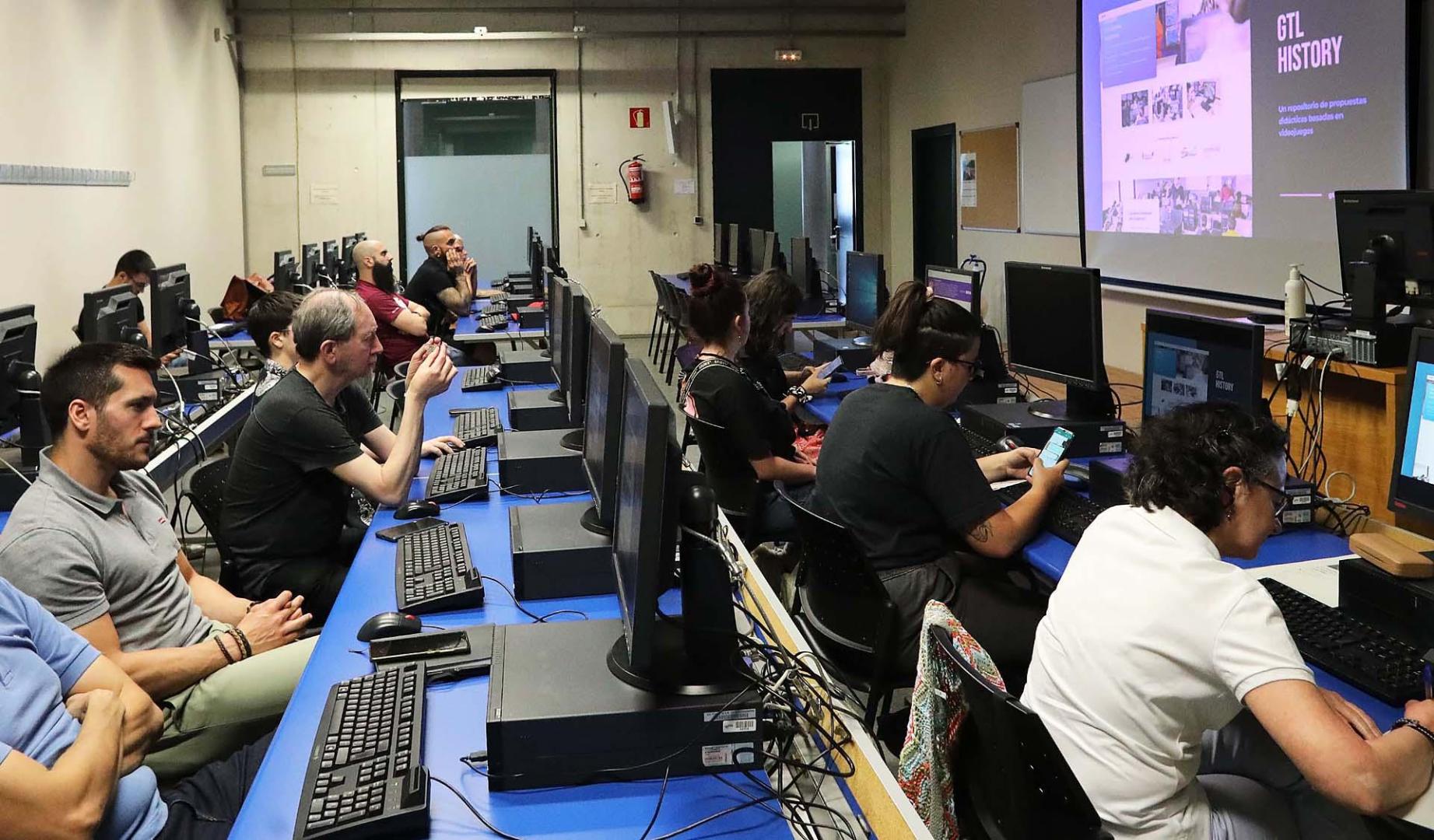 Una veintena de alumnos y profesores vieron la charla a través de ordenadores de mesa