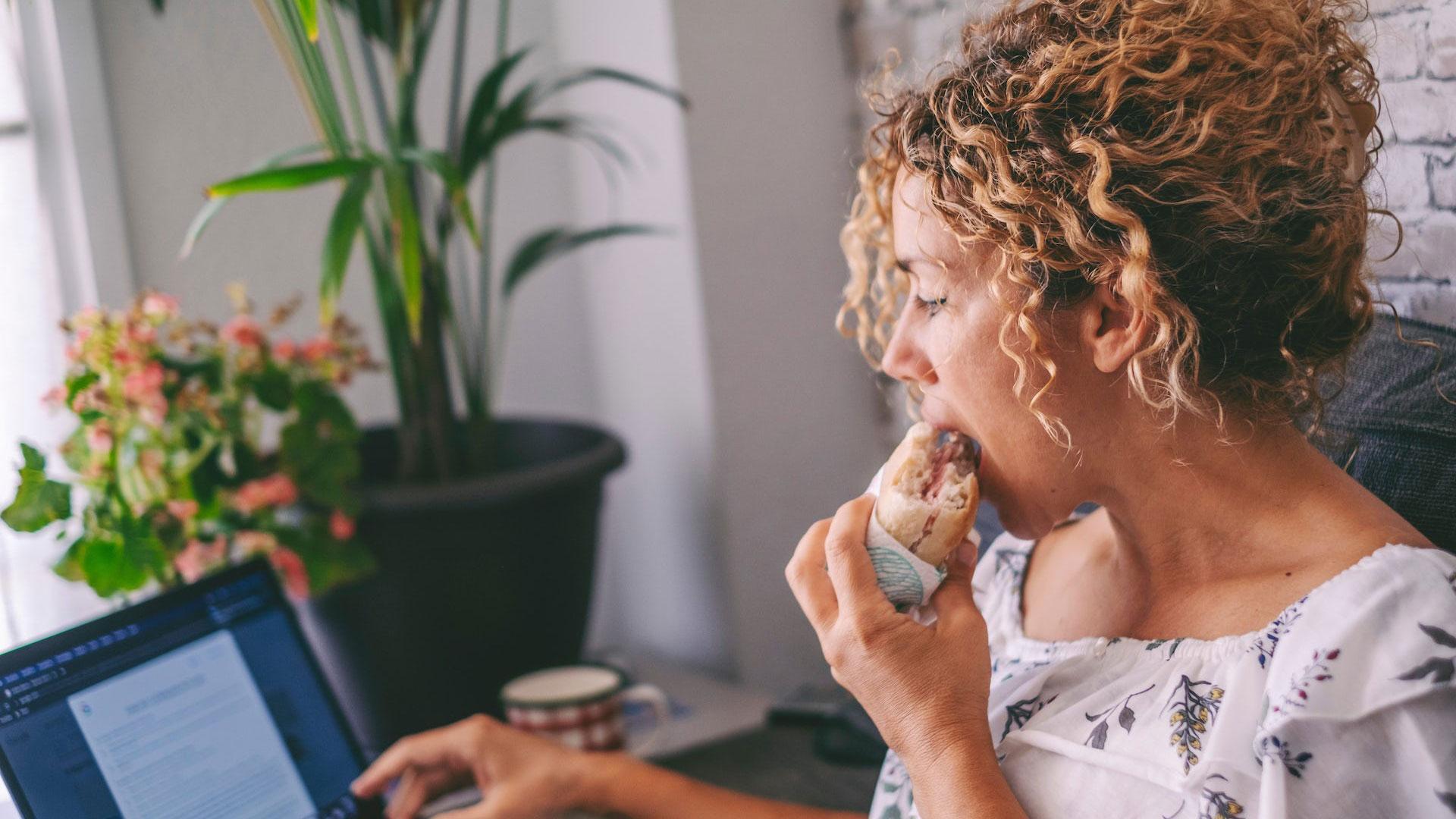 Al comer deprisa el tiempo de masticación disminuye y los alimentos llegan al estómago prácticamente enteros, lo que hace necesaria una mayor producción de jugos gástricos para poder digerirlos de forma adecuada