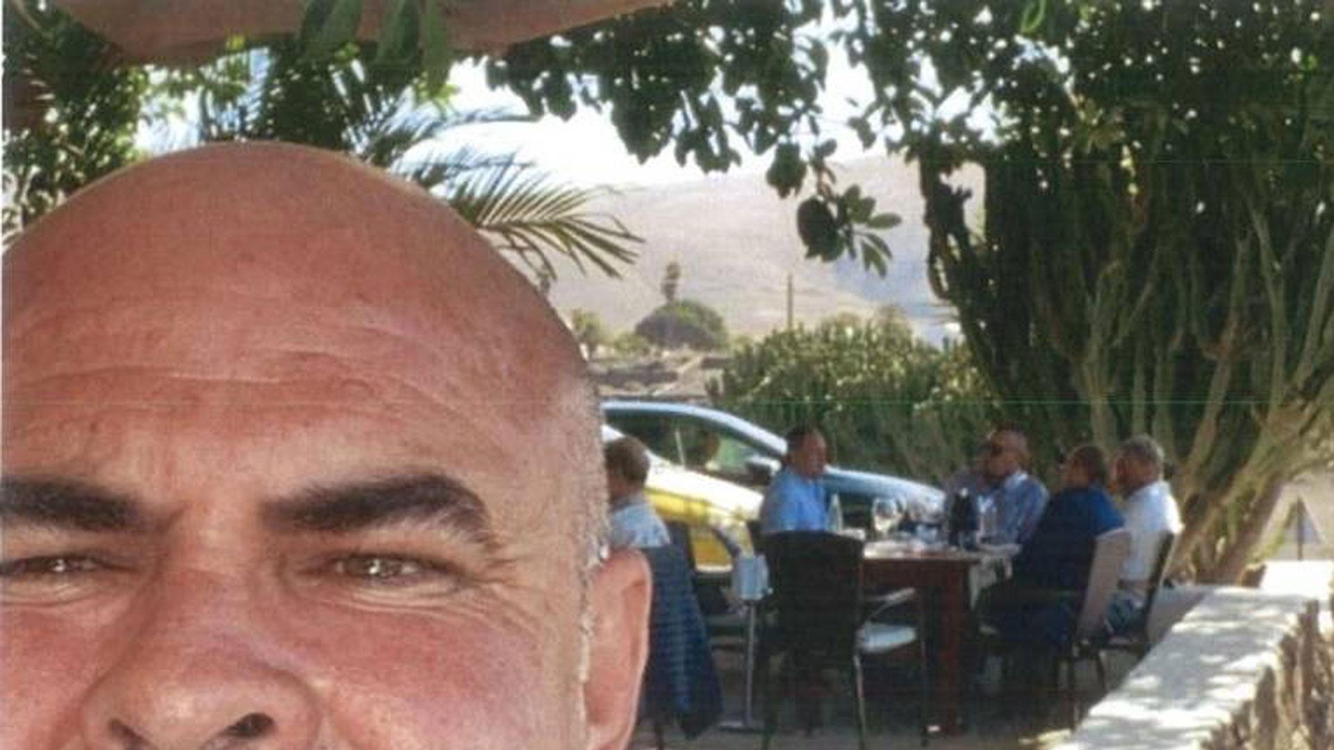 Uno de los selfis del mediador Navarro Tacoronte, en este caso en Fuerteventura, que se hacía como prueba de sus encuentros