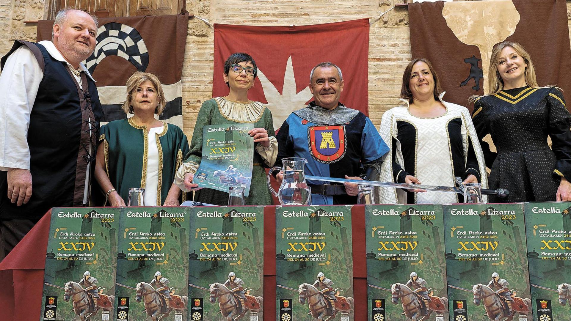 Desde la izquierda, Jorge Ruiz, Maribel Ausejo, Loreto San Martín, José Flamarique, los cuatro de la Asociación de Comerciantes, la alcaldesa de Estella, Marta Ruiz de Alda, y la edil Cristina Pérez