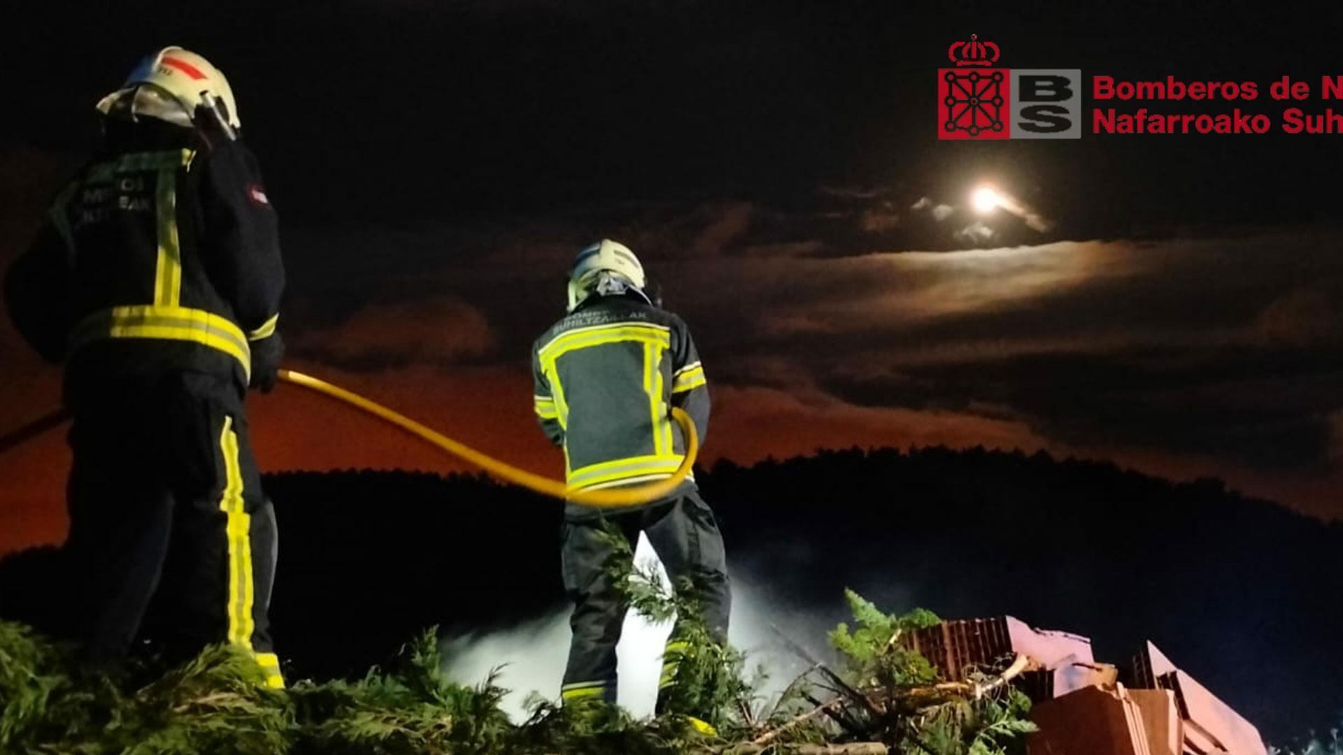 Bomberos intervienen en un incendio de restos de poda declarado junto a un campo de cereal sin cosechar en Berrioplano