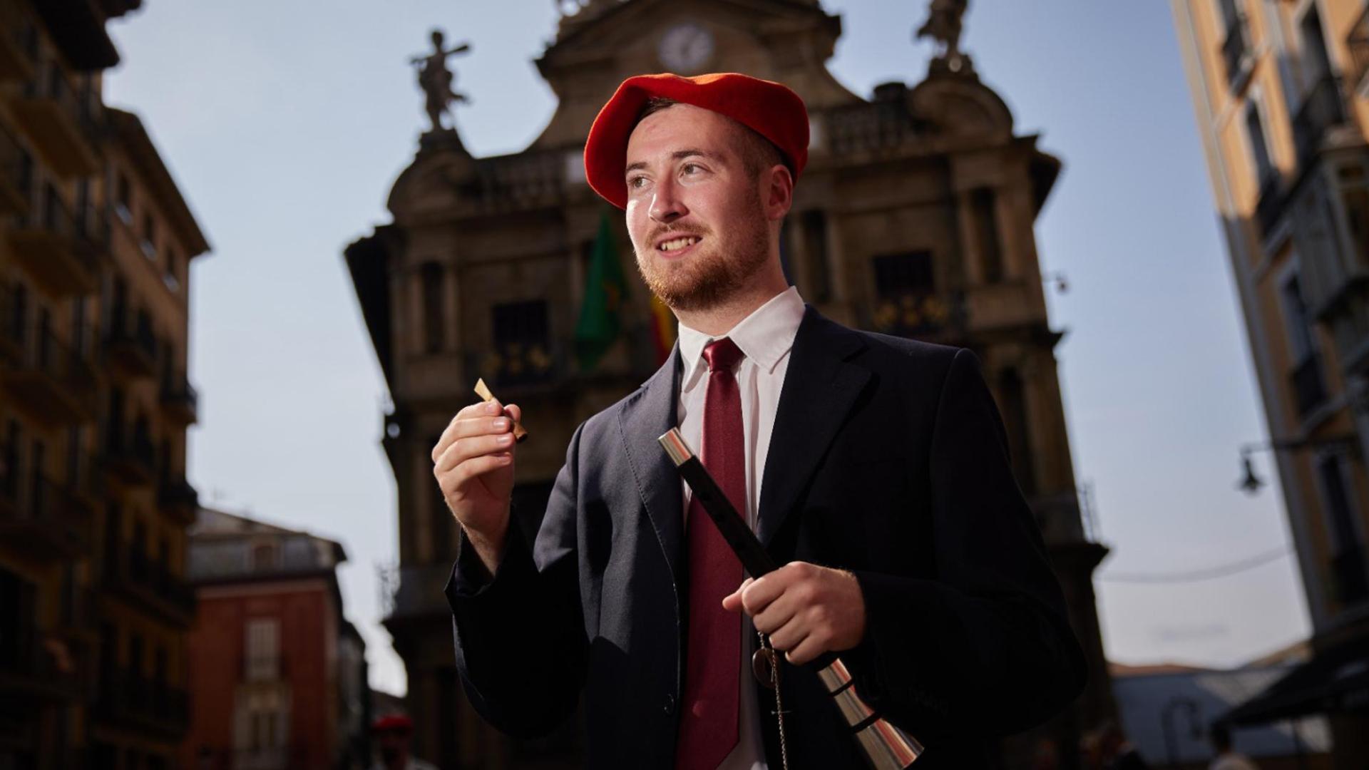 Iker Baztán con el traje que luce cada 6 de julio durante el Chupinazo
