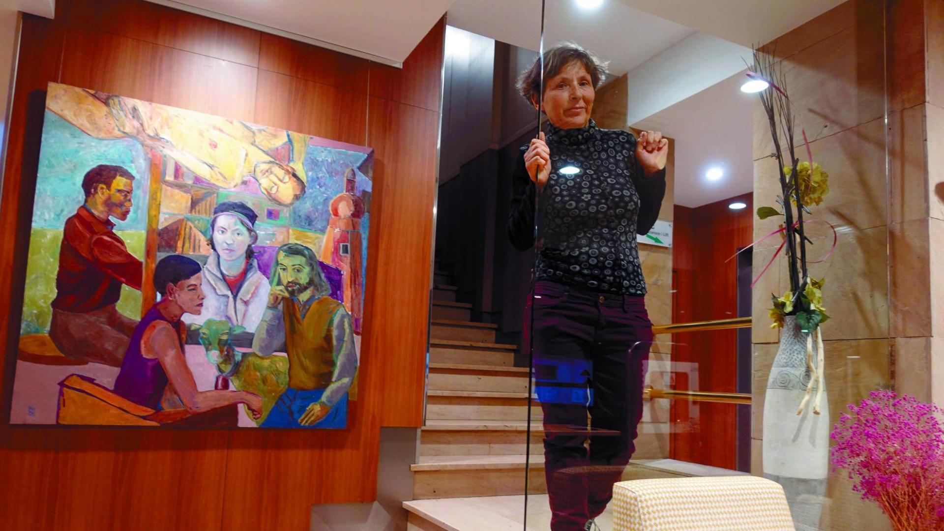 La artista Marijose Recalde, junto a una de las obras de gran formato de la exposición 'En los talleres de los artistas', en la que presenta distintos retratos