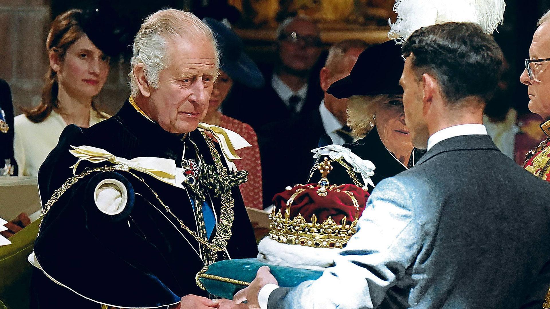 Carlos III recibe la espada Isabel en honor a su madre