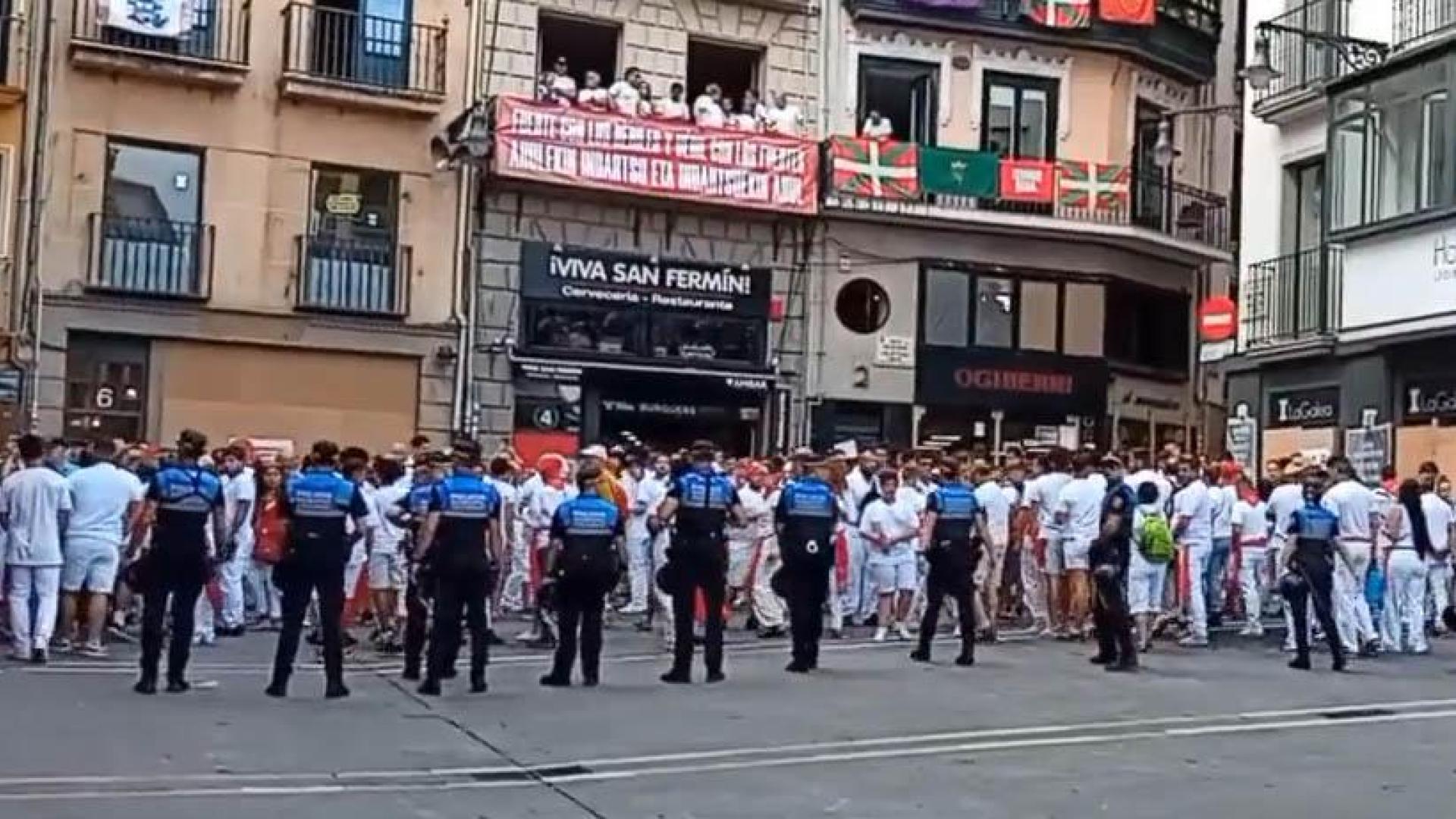 Los agentes despejan la plaza antes del Chupinaxzo