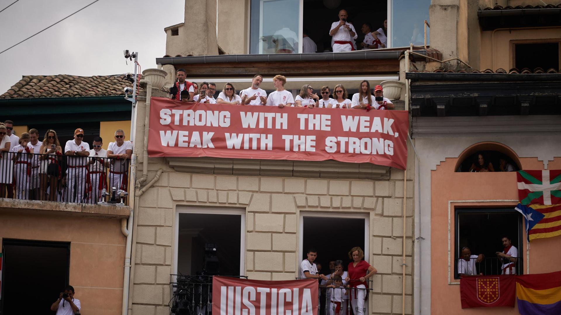Pancartas de apoyo a Osasuna en uno de los edificios de la plaza Consistorial