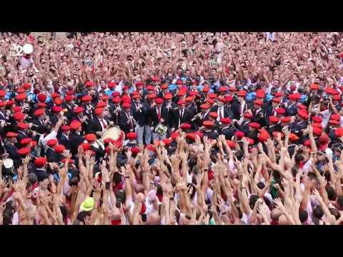 Salida de gaiteros y txistularis tras el chupinazo
