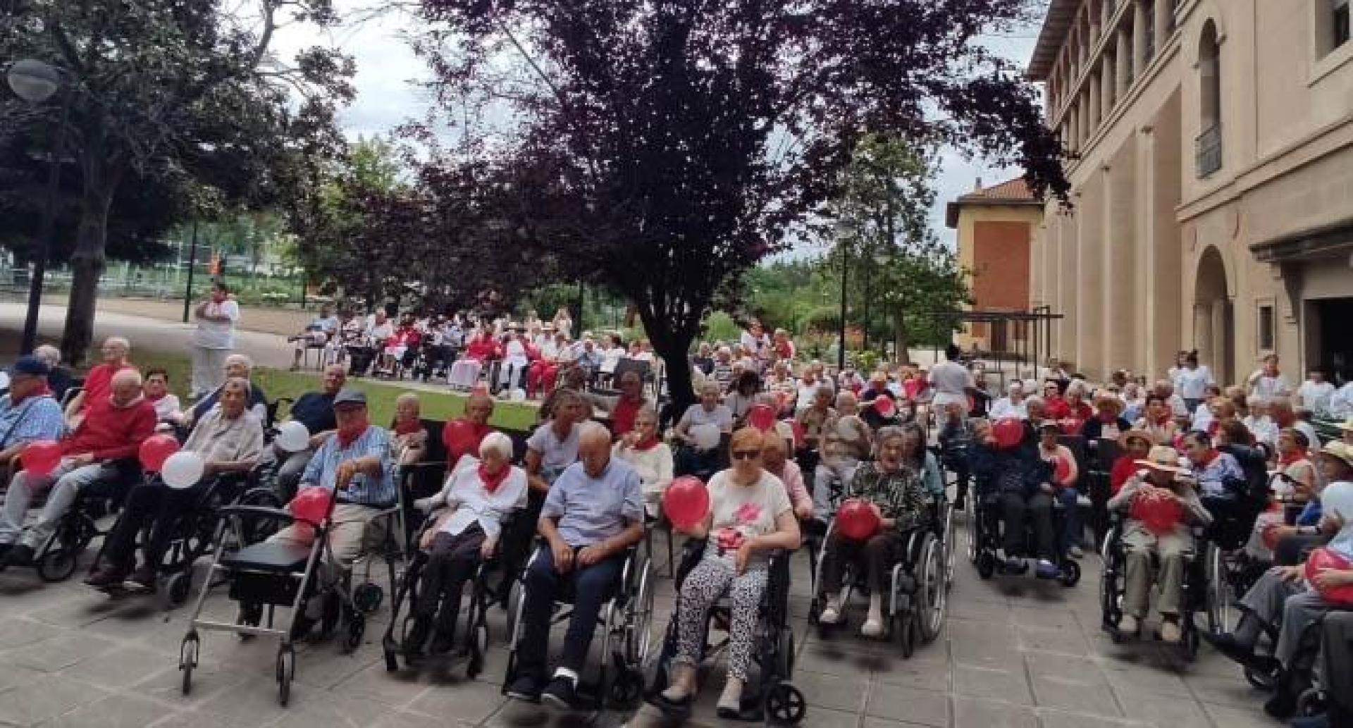Trabajadores y residentes de la residencia han celebrado el comienzo de las fiestas