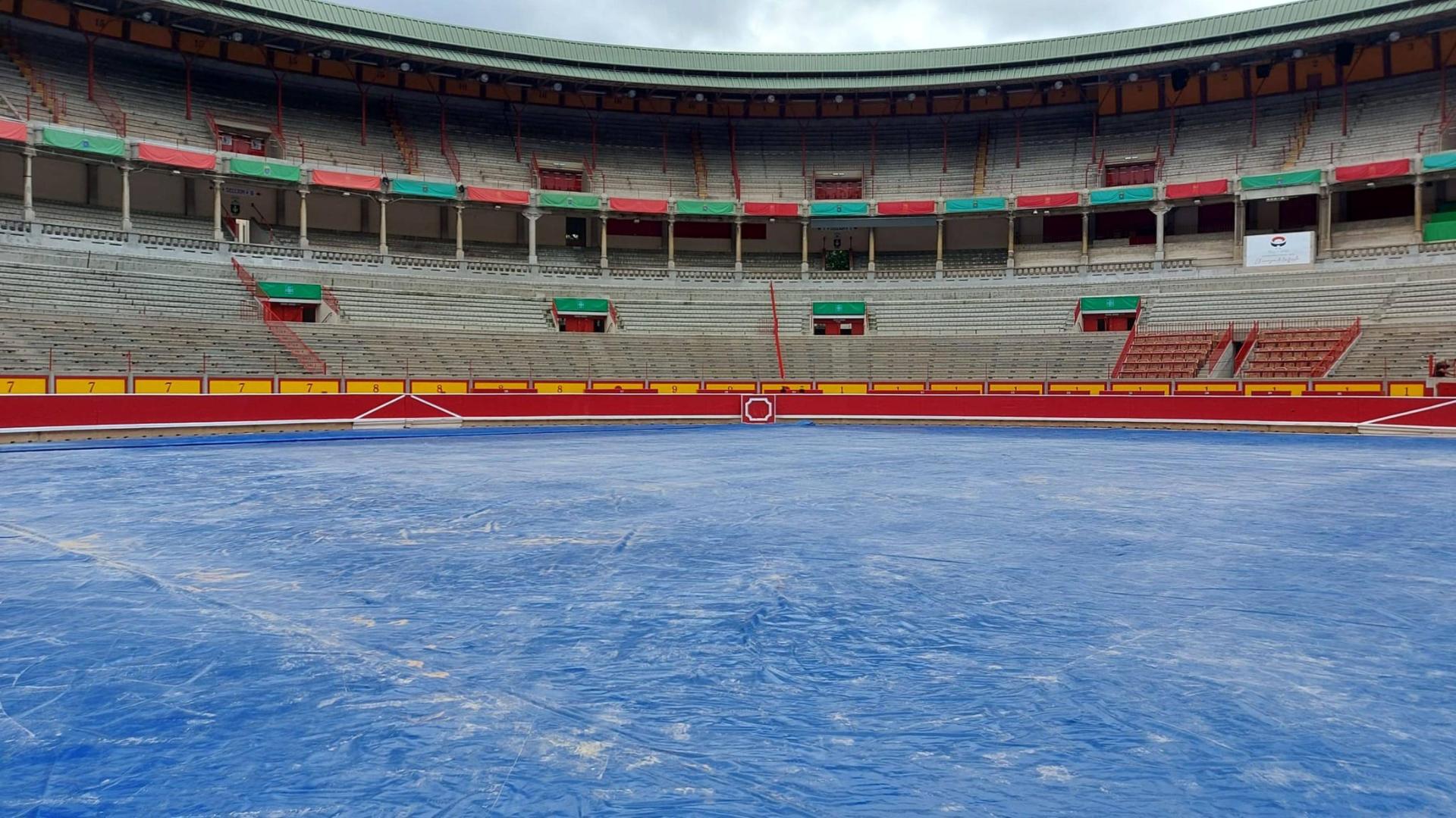 Ruedo de la plaza de toros de Pamplona protegido con lonas este 6 de julio