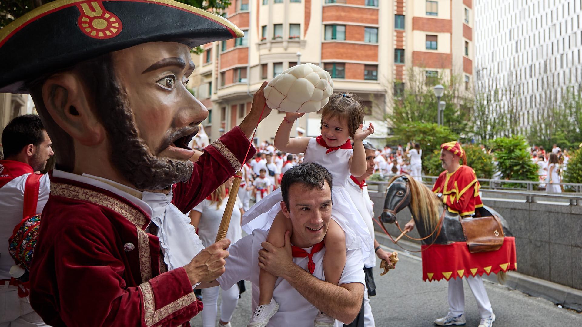 Salida de la Comparsa de Gigantes y Cabezudos en los Sanfermines el jueves 6 de julio