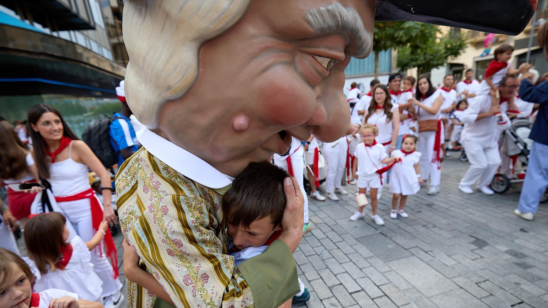 Salida de la Comparsa de Gigantes y Cabezudos en los Sanfermines el jueves 6 de julio