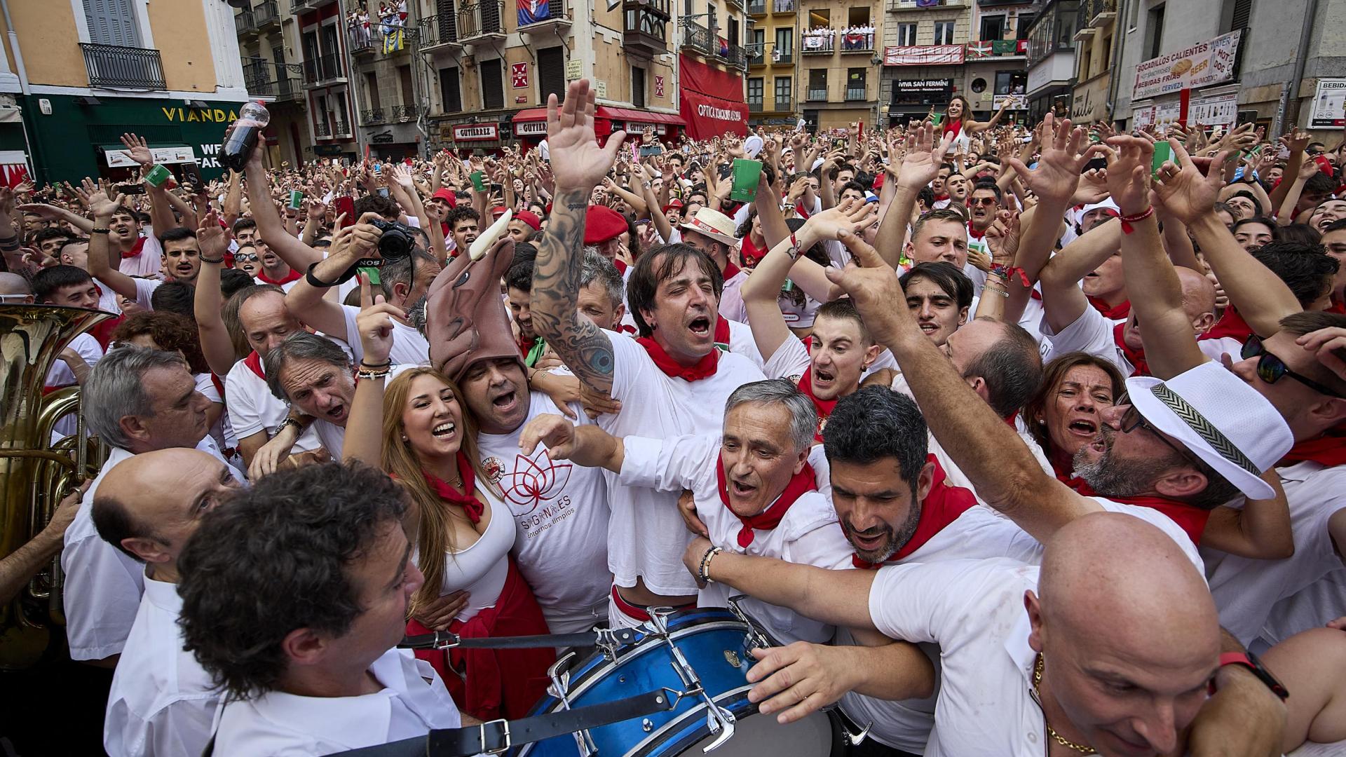 Los músicos de La Pamplonesa aprovechan el mar de brazos para avanzar en su camino a la capilla de San Fermín