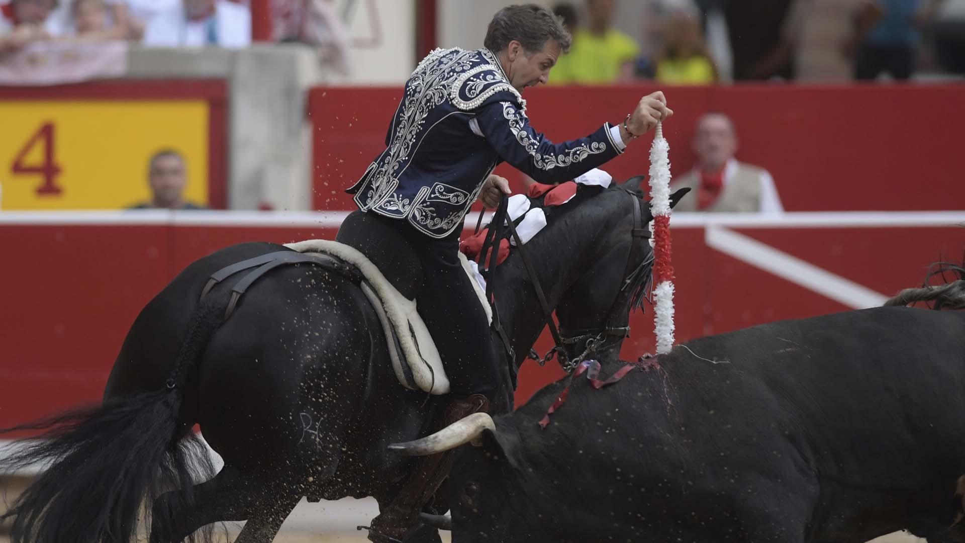 El rejoneador Pablo Hermoso de Mendoza durante la lidia a su primer toro de la tarde