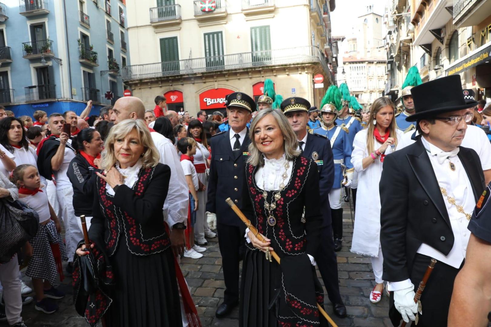 La alcaldesa, rumbo a la catedral para recoger al Cabildo