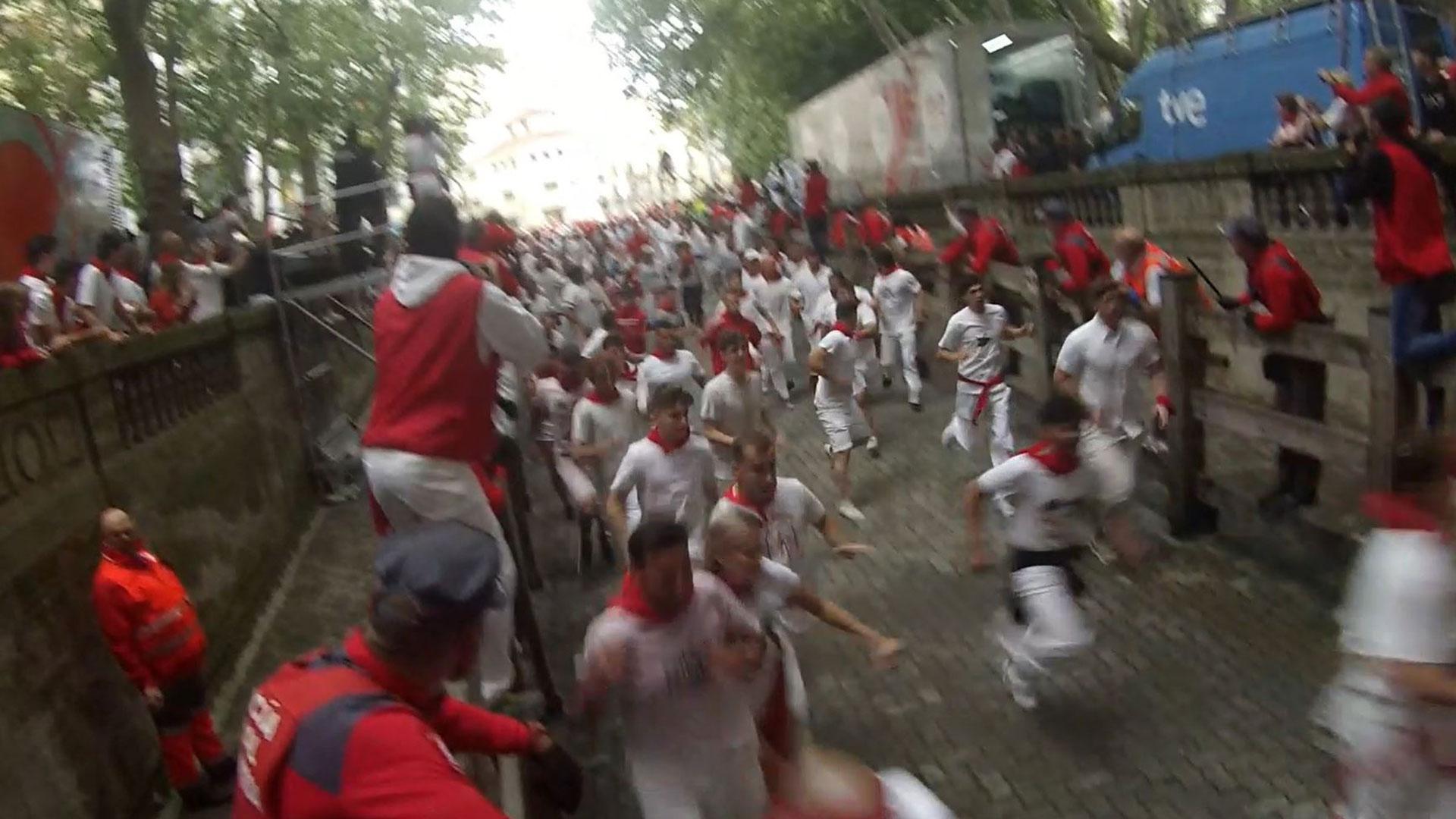 Así ve un fotógrafo el paso de los toros desde el vallado del encierro