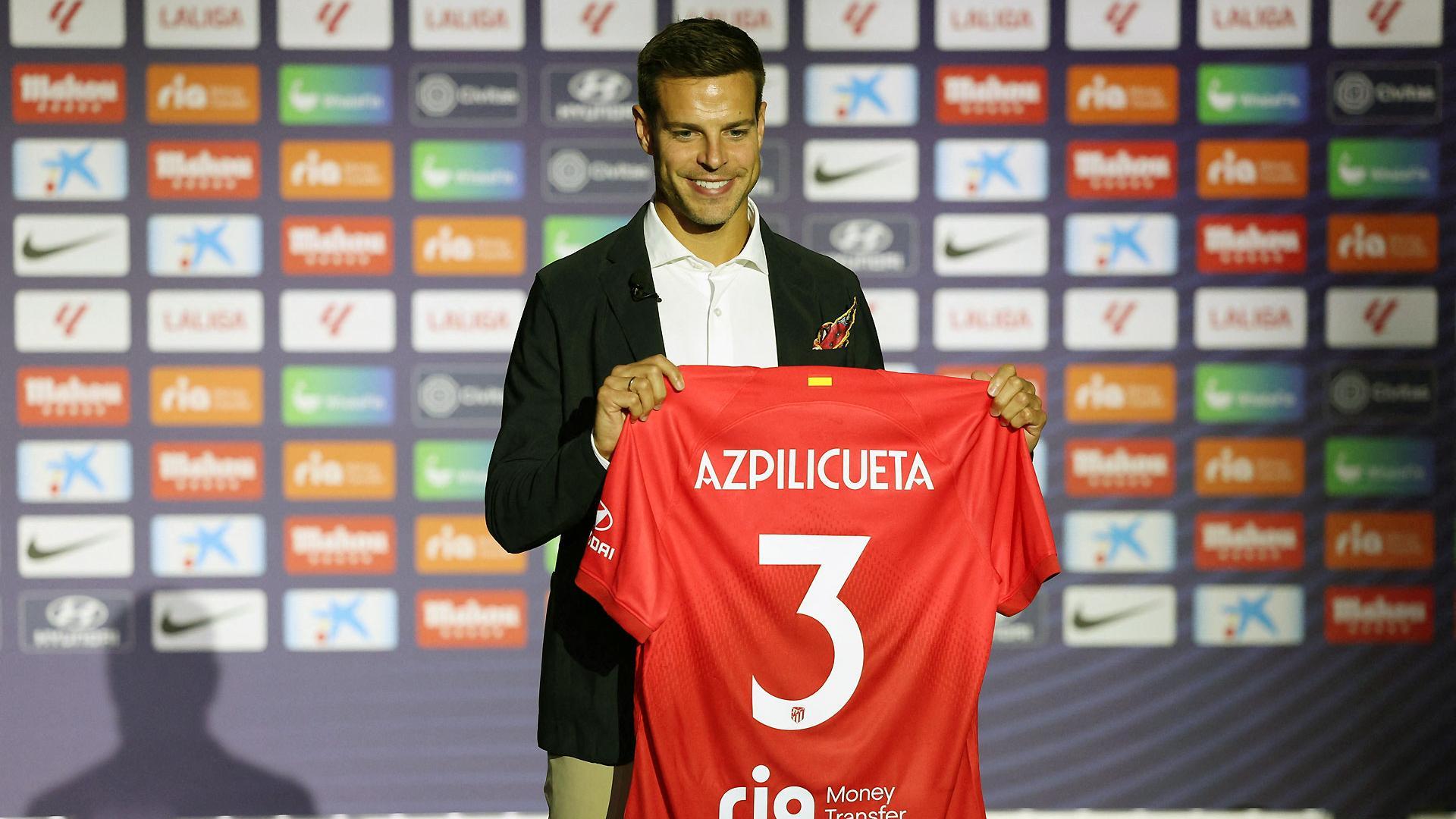 El navarro César Azpilicueta, durante su presentación como nuevo jugador rojiblanco en un acto celebrado este viernes en el estadio Civitas Metropolitano de Madrid