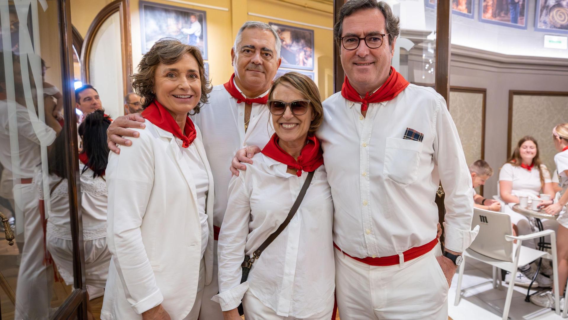 Desde la izquierda: Juan Miguel Sucunza, con su mujer Beatriz Guibert, y Antonio Garamendi, con su esposa, María Acha Satrustegui