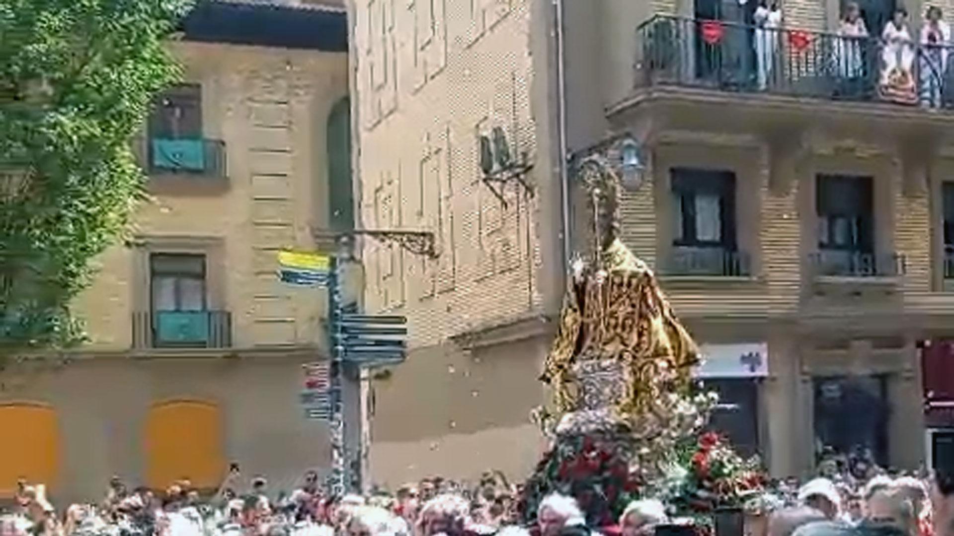 Vídeo de la procesión de San Fermín 2023, a su paso por la calle San Saturnino, hacia la calle Mayor de Pamplona.