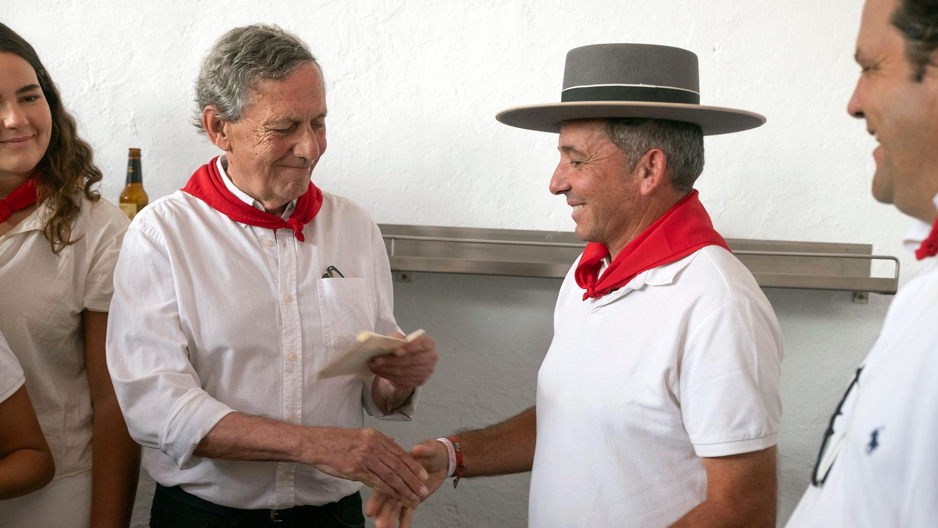José María Marco entrega el Premio Feria del Toro 2022 a los responsables de la ganadería La Palmosilla