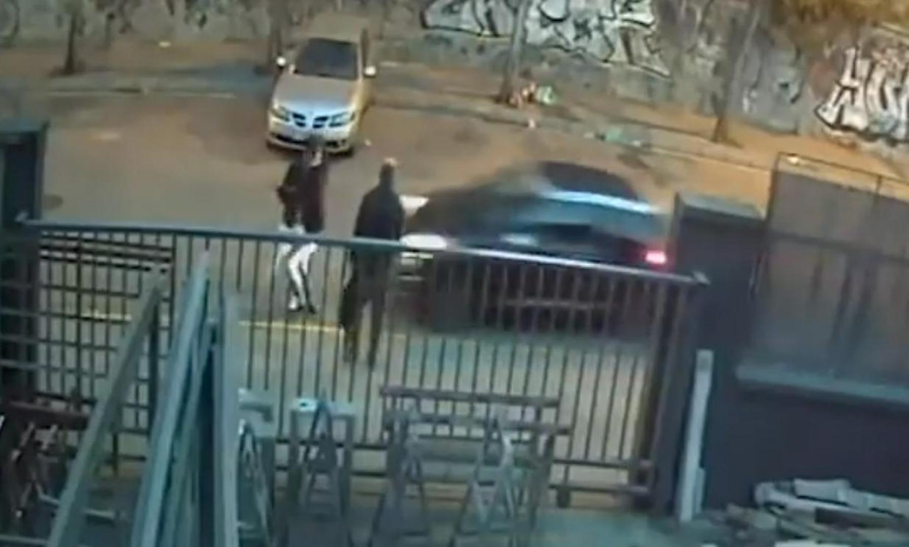 Uno de los jóvenes rodó por encima del capó y el conductor en ningún momento redujo la velocidad ni se detuvo para atender a las víctimas