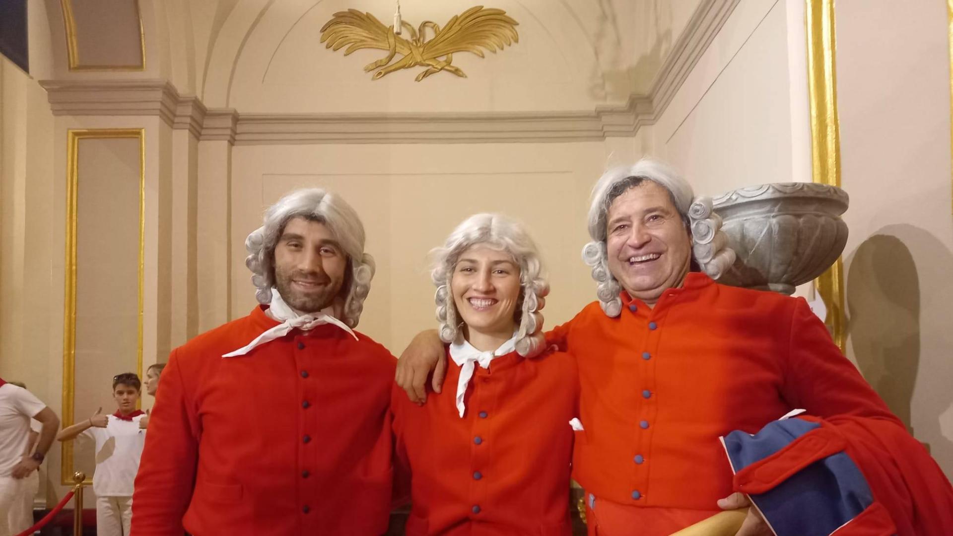 Manuel, Miren y Popel, minutos antes de salir en procesión tras la misa de la Escalera