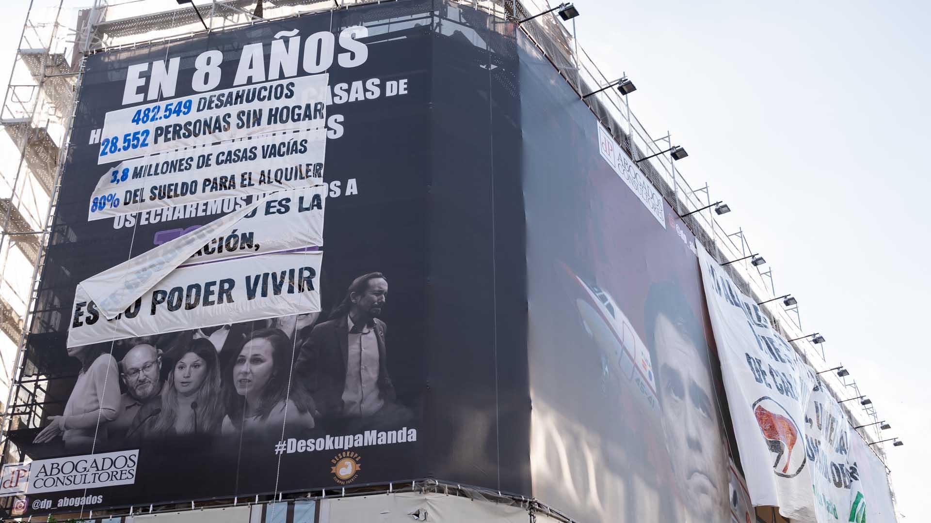 Nueva lona desplegada por el Movimiento de Vivienda de Madrid encima del cartel de Desokupa