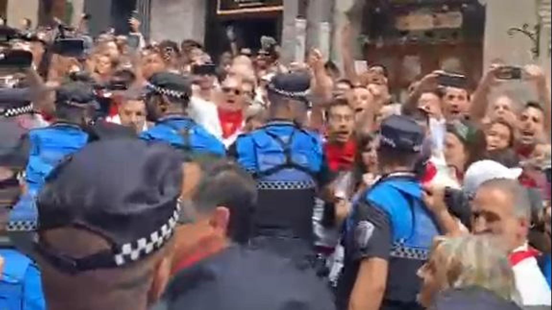 La Corporación ha recorrido la calle de vuelta a la Catedral rodeada por un fuerte cordón de la Policía Municipal