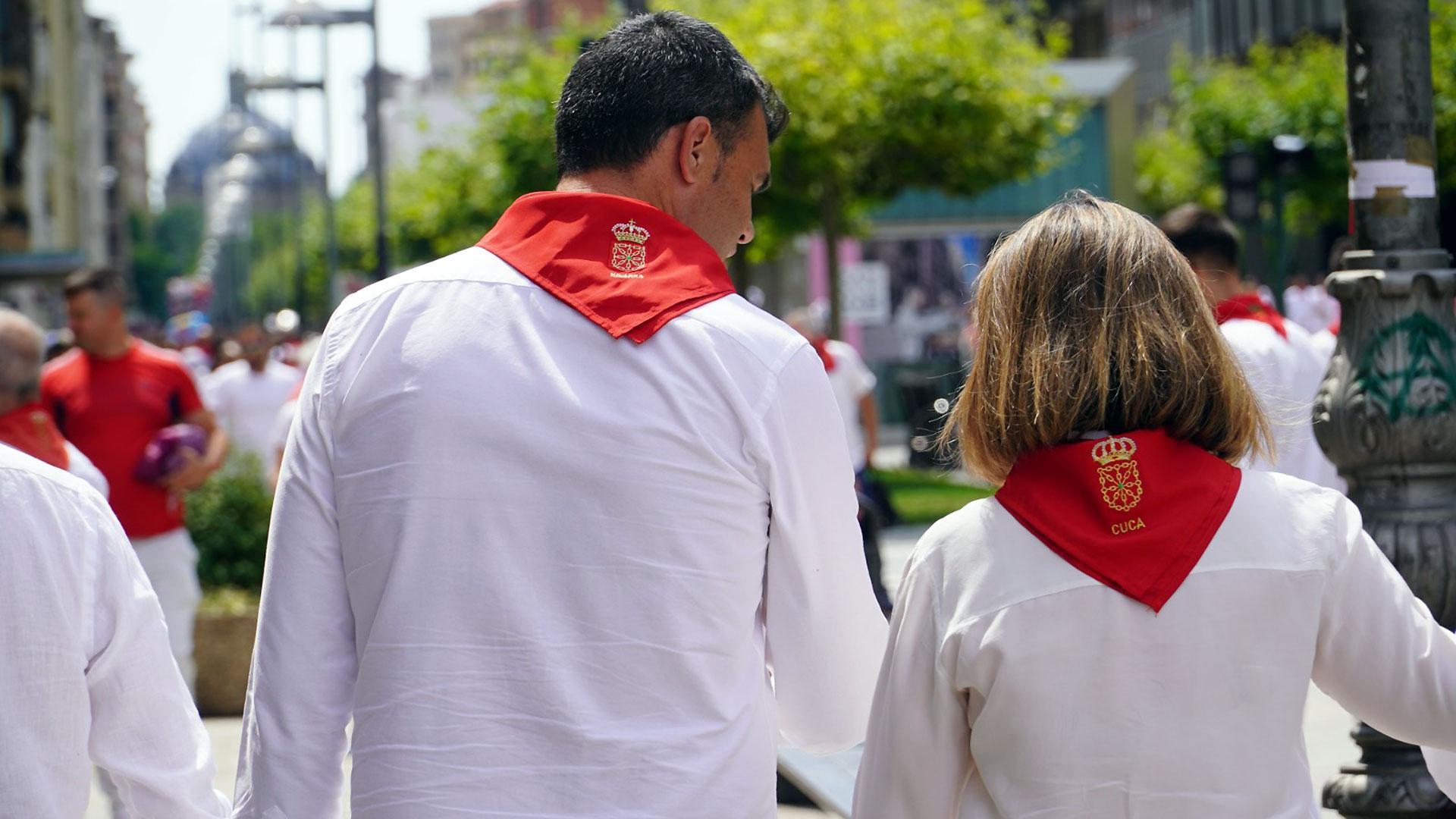 Los populares Javier Garcia y Cuca Gamarra, con pañuelo de San Fermín bordado con su nombre, este viernes en Pamplona
