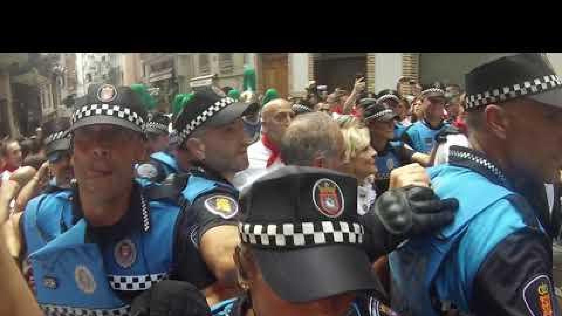 Gritos y abucheos, pero también aplausos, al paso de la Corporación municipal por la calle Curia.