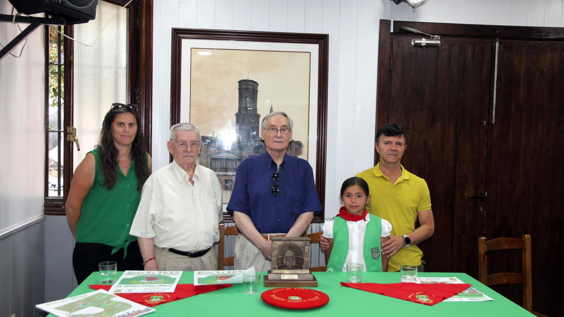 De izquierda a derecha, Sonia Ayensa (vicepresidenta de la peña La Jota), Enrique Tudela (Abuelo 2023), Salvador Marticorena, Carmen Ochoa y Alfonso de la Fuente (miembro de La Jota)