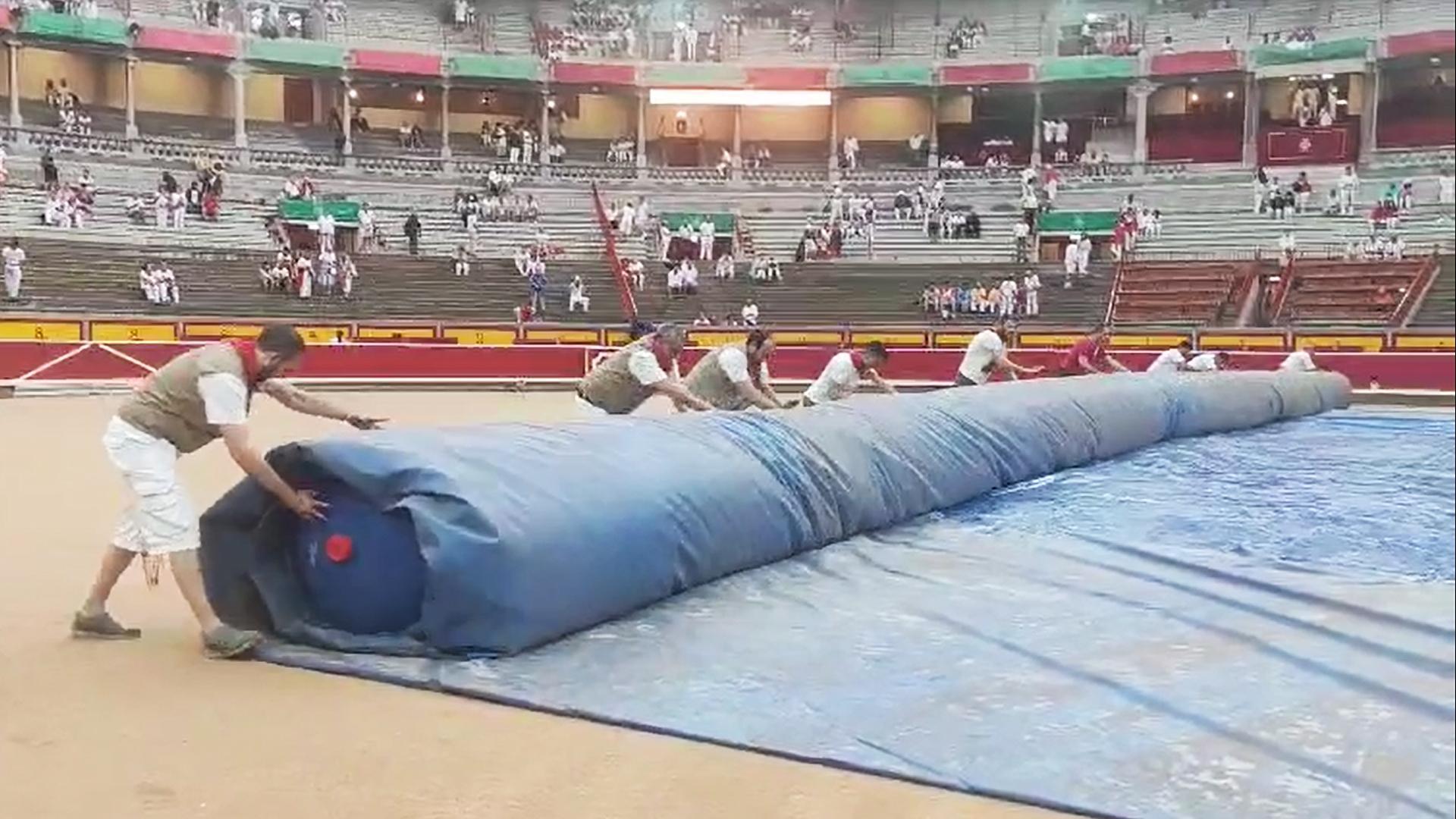 Retirada de la protección de la arena de la plaza de toros el 7 de julio