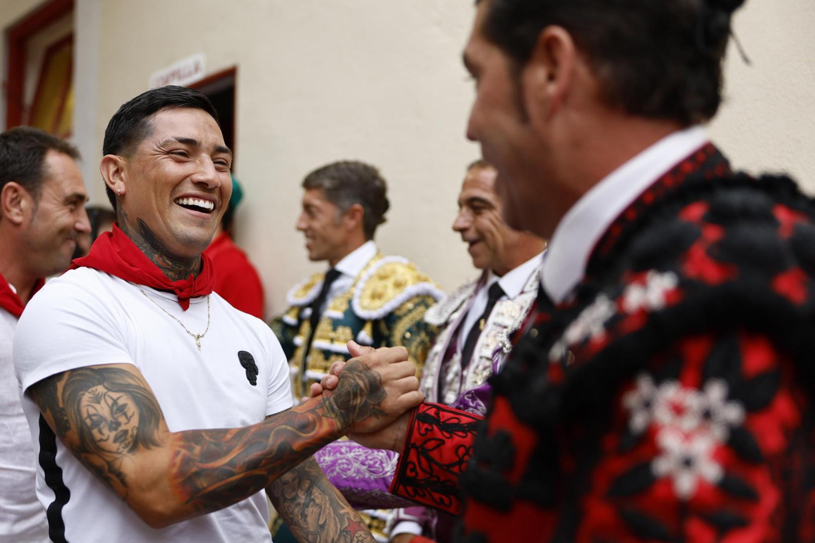 'Chimy' Ávila saluda a subalternos y toreros en el patio de caballos antes de comenzar el festejo taurino de esta tarde en la Plaza de Toros de Pamplona