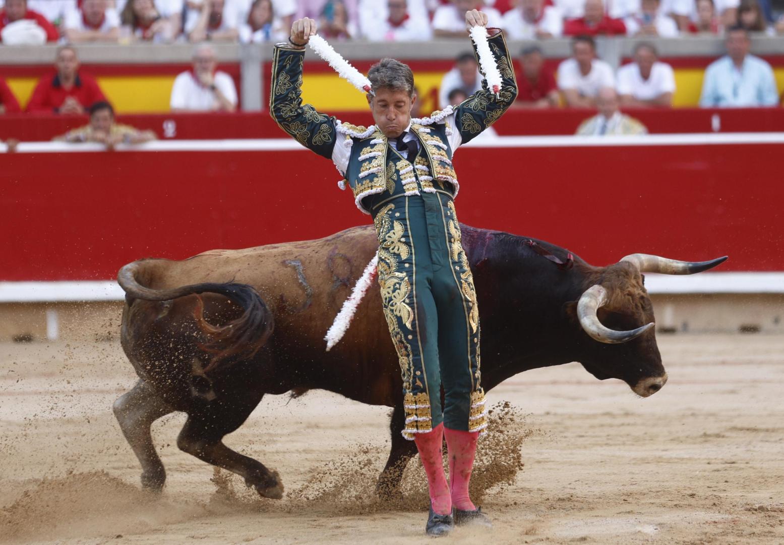 Manuel Escribano, en la suerte de banderillas