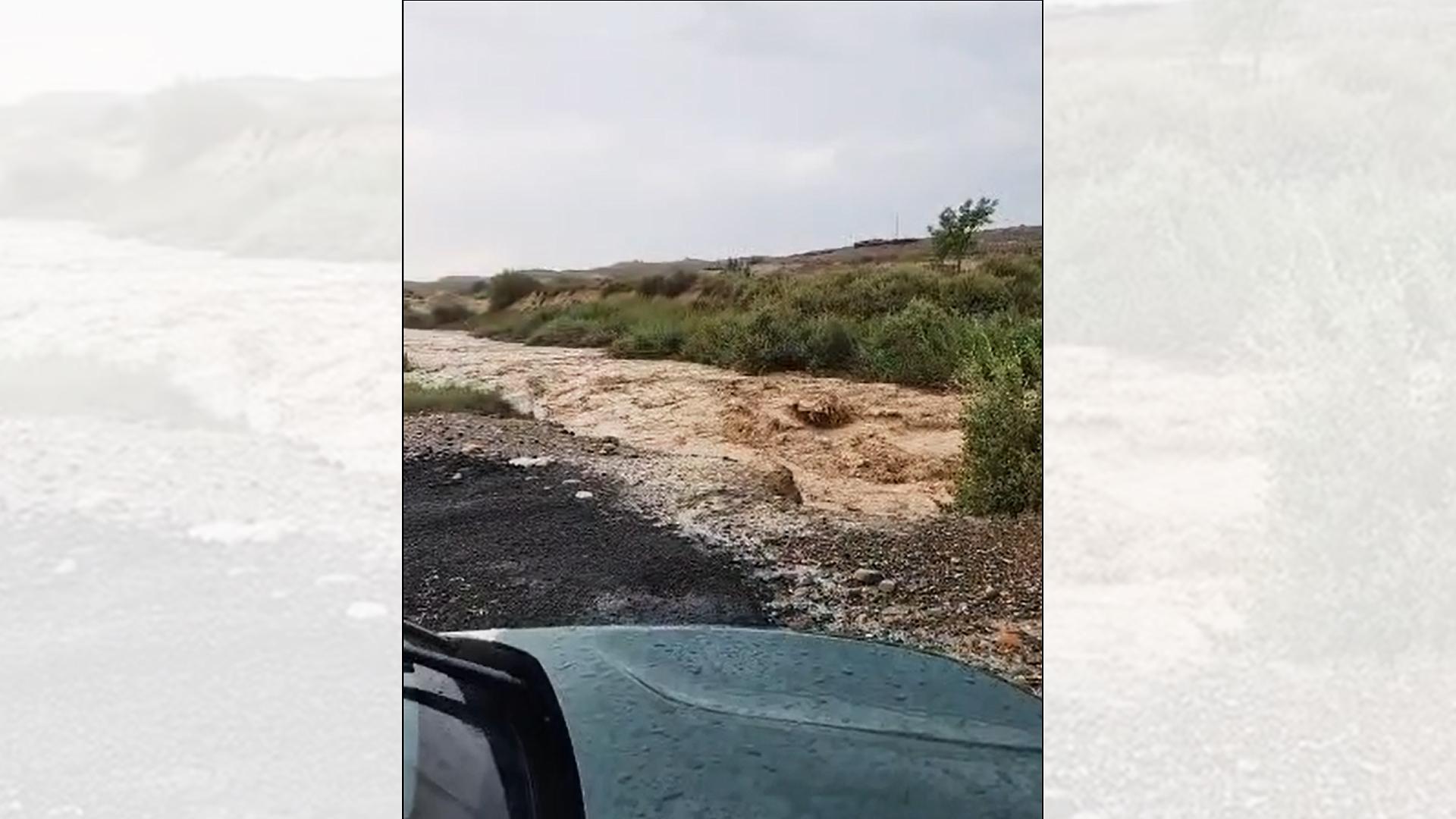 Torrente por las lluvias en una carretera navarra