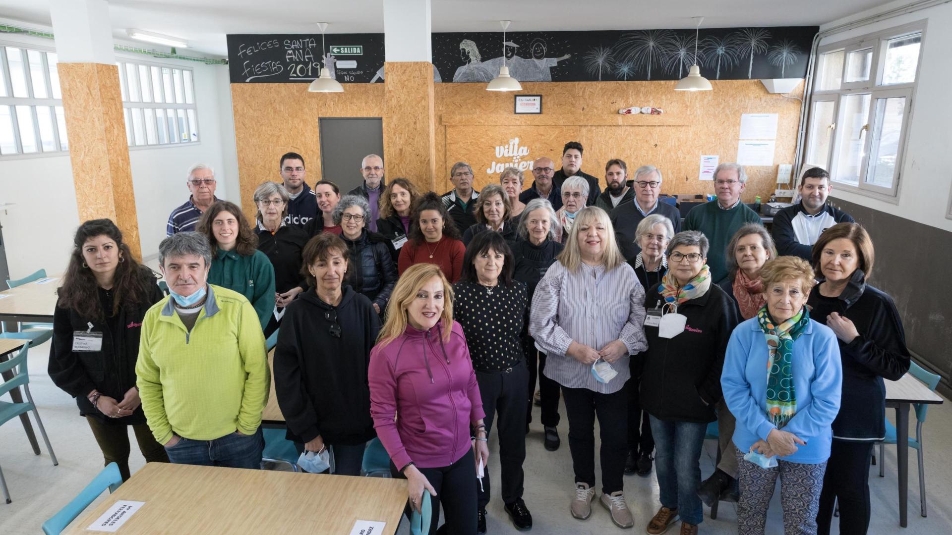 Responsables y voluntarios de Villa Javier Tudela, en el comedor social del centro