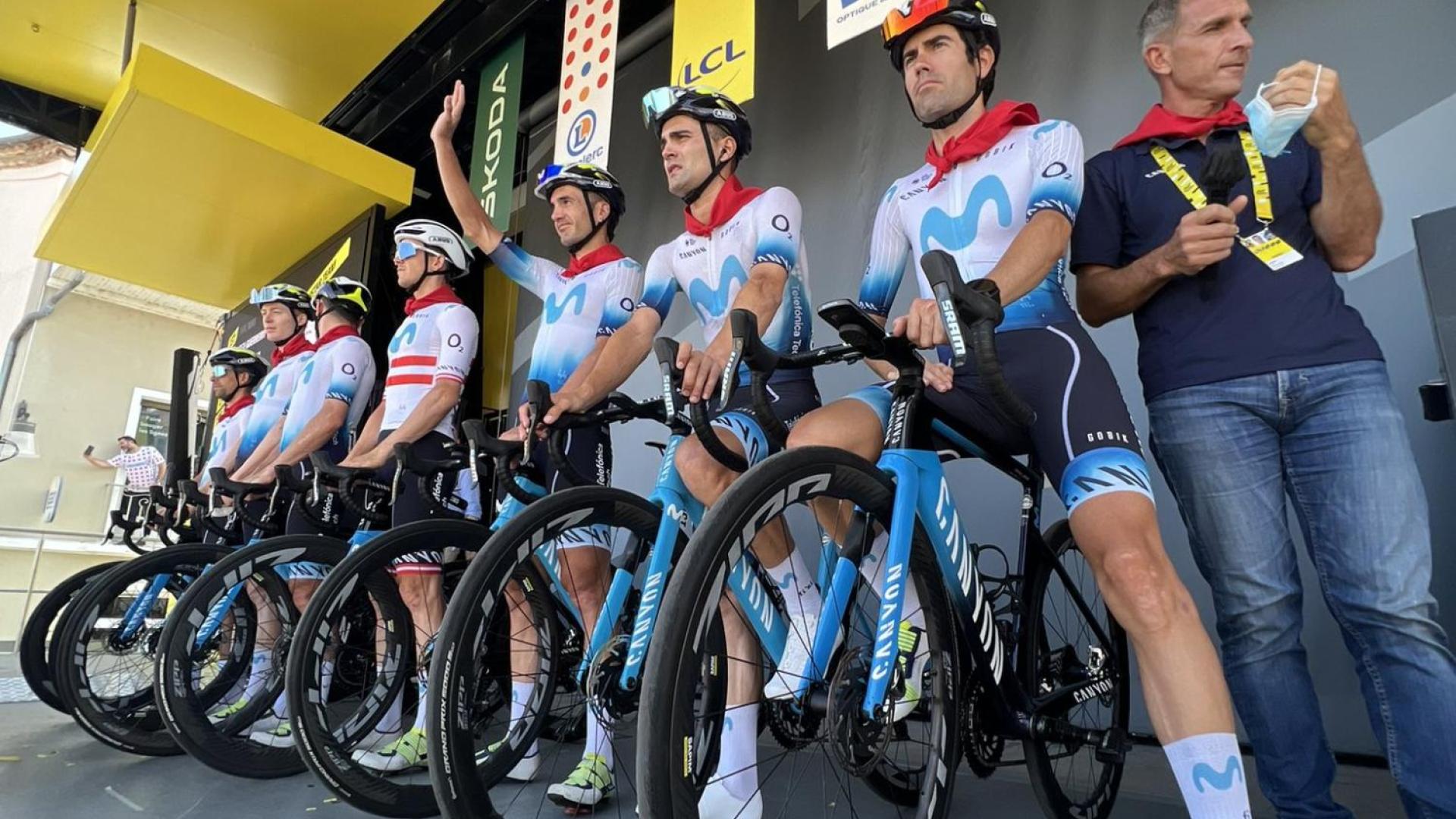El equipo Movistar, con el pañuelico del Tour,