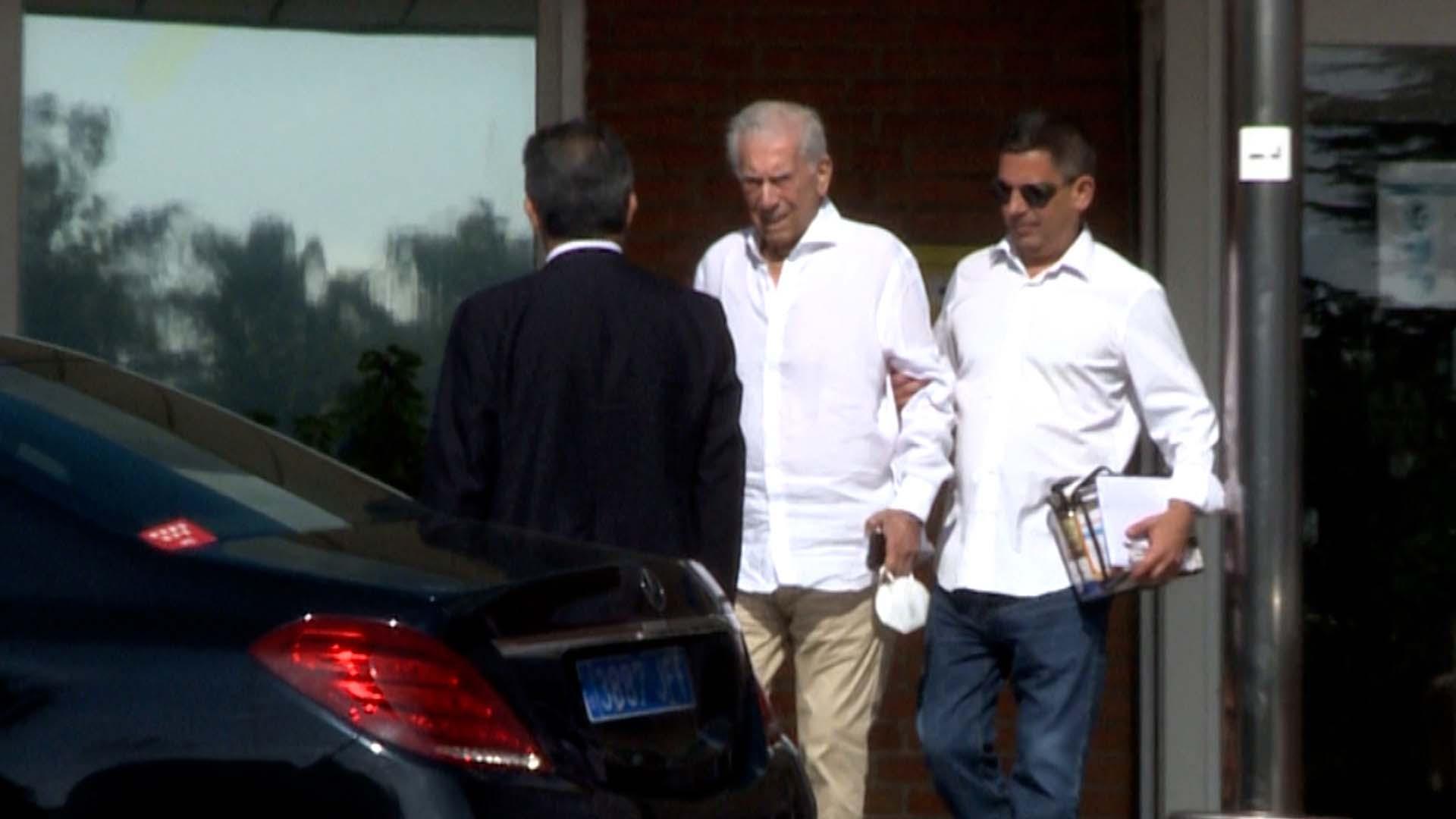 Mario Vargas Llosa, a su salida del hospital Ruber Internacional tras recibir el alta, acompañado por su hijo Gonzalo