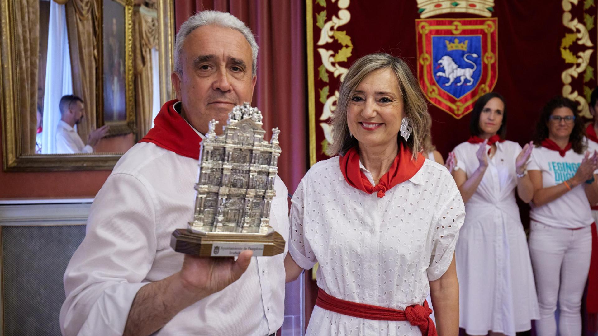 La acaldesa Cristina Ibarrola junto al francés Yves Ugalde